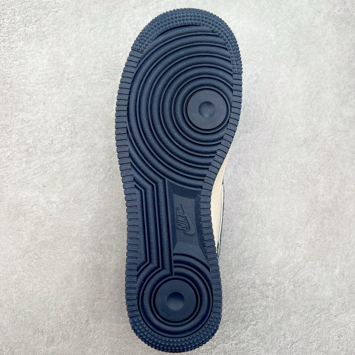 图片[9]-NK Air Force 1´07 Low 空军一号低帮百搭休闲运动板鞋 SJ2088-003 柔软、弹性十足的缓震性能和出色的中底设计 横跨复古与现代的外型结合 造就出风靡全球 三十多年的Force 1 直到今天还深受青睐 实拍调校N版已经零色差零失真 百分百还原实物色彩所见即所得 不存在货不对板色差等低级问题 选购参考实物拍摄 不混卖不参货 只用心做好货严格选品 承诺混一赔十 尺码：36 36.5 37.5 38 38.5 39 40 40.5 41 42 42.5 43 44 44.5 45-选品中心