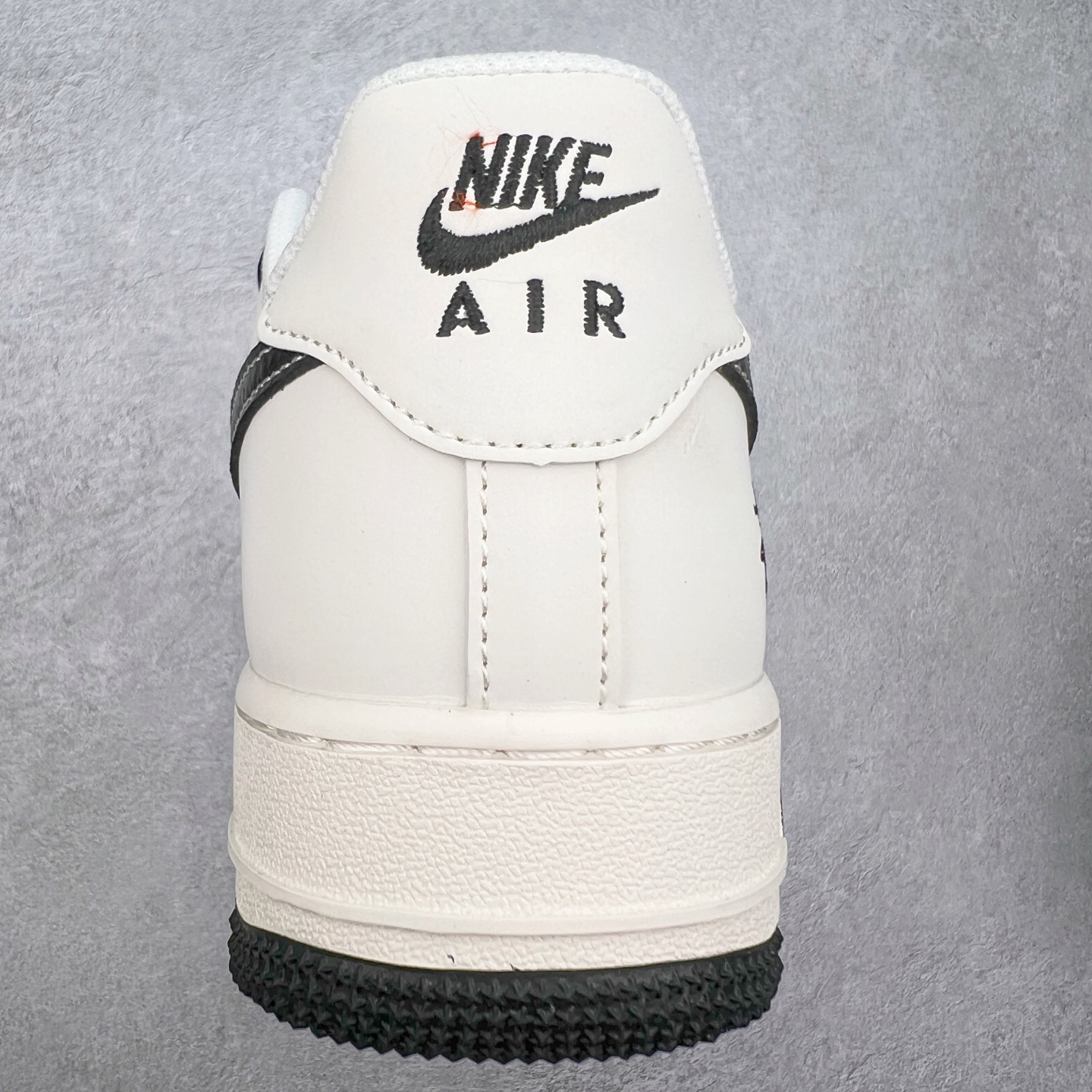 图片[8]-NK Air Force 1´07 Low 空军一号低帮百搭休闲运动板鞋 HH7518-045 柔软、弹性十足的缓震性能和出色的中底设计 横跨复古与现代的外型结合 造就出风靡全球 三十多年的Force 1 直到今天还深受青睐 实拍调校N版已经零色差零失真 百分百还原实物色彩所见即所得 不存在货不对板色差等低级问题 选购参考实物拍摄 不混卖不参货 只用心做好货严格选品 承诺混一赔十 尺码：36 36.5 37.5 38 38.5 39 40 40.5 41 42 42.5 43 44 44.5 45-选品中心