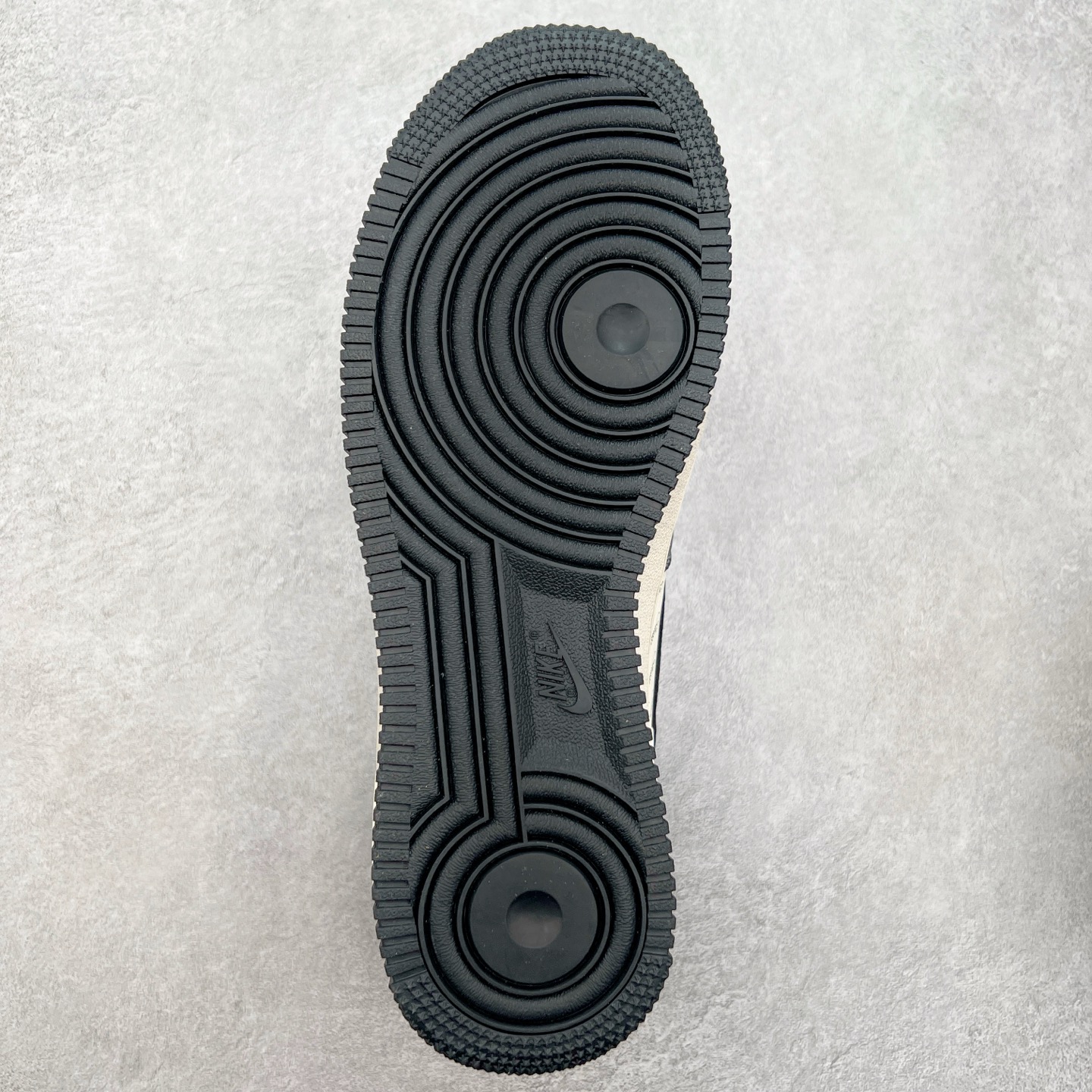 图片[9]-NK Air Force 1´07 Low 空军一号低帮百搭休闲运动板鞋 HH7518-045 柔软、弹性十足的缓震性能和出色的中底设计 横跨复古与现代的外型结合 造就出风靡全球 三十多年的Force 1 直到今天还深受青睐 实拍调校N版已经零色差零失真 百分百还原实物色彩所见即所得 不存在货不对板色差等低级问题 选购参考实物拍摄 不混卖不参货 只用心做好货严格选品 承诺混一赔十 尺码：36 36.5 37.5 38 38.5 39 40 40.5 41 42 42.5 43 44 44.5 45-选品中心