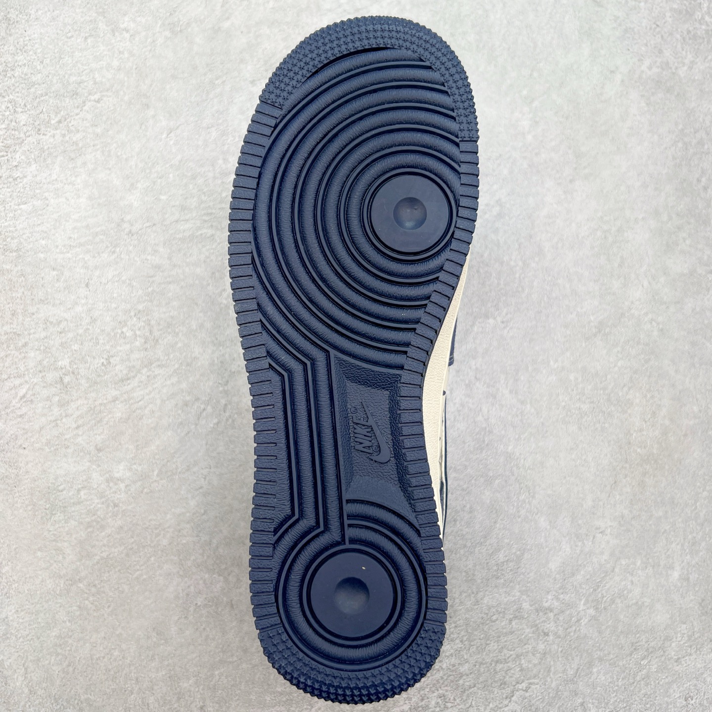 图片[9]-NK Air Force 1´07 Low 空军一号低帮百搭休闲运动板鞋 XZ6188-350 柔软、弹性十足的缓震性能和出色的中底设计 横跨复古与现代的外型结合 造就出风靡全球 三十多年的Force 1 直到今天还深受青睐 实拍调校N版已经零色差零失真 百分百还原实物色彩所见即所得 不存在货不对板色差等低级问题 选购参考实物拍摄 不混卖不参货 只用心做好货严格选品 承诺混一赔十 尺码：36 36.5 37.5 38 38.5 39 40 40.5 41 42 42.5 43 44 44.5 45-选品中心