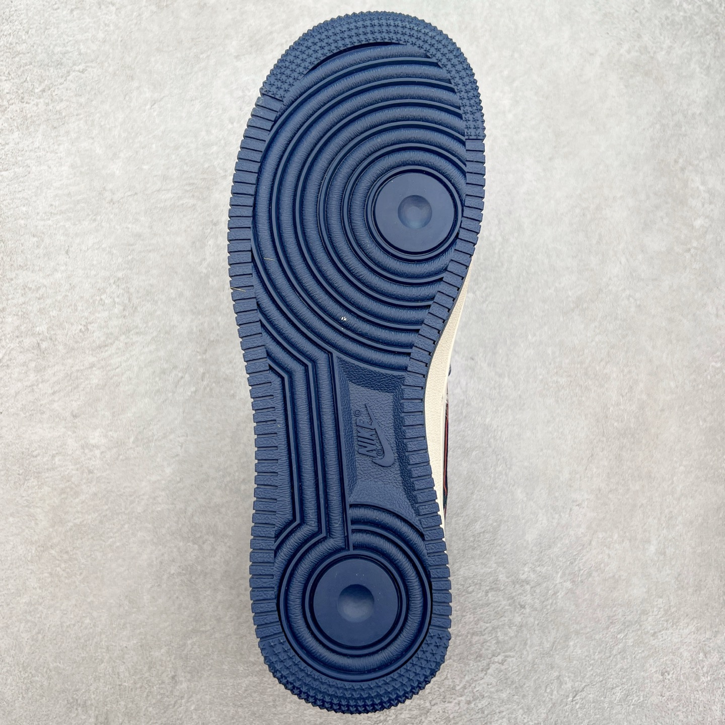 图片[9]-NK Air Force 1´07 Low 空军一号低帮百搭休闲运动板鞋 XS1958-521 柔软、弹性十足的缓震性能和出色的中底设计 横跨复古与现代的外型结合 造就出风靡全球 三十多年的Force 1 直到今天还深受青睐 实拍调校N版已经零色差零失真 百分百还原实物色彩所见即所得 不存在货不对板色差等低级问题 选购参考实物拍摄 不混卖不参货 只用心做好货严格选品 承诺混一赔十 尺码：36 36.5 37.5 38 38.5 39 40 40.5 41 42 42.5 43 44 44.5 45-选品中心