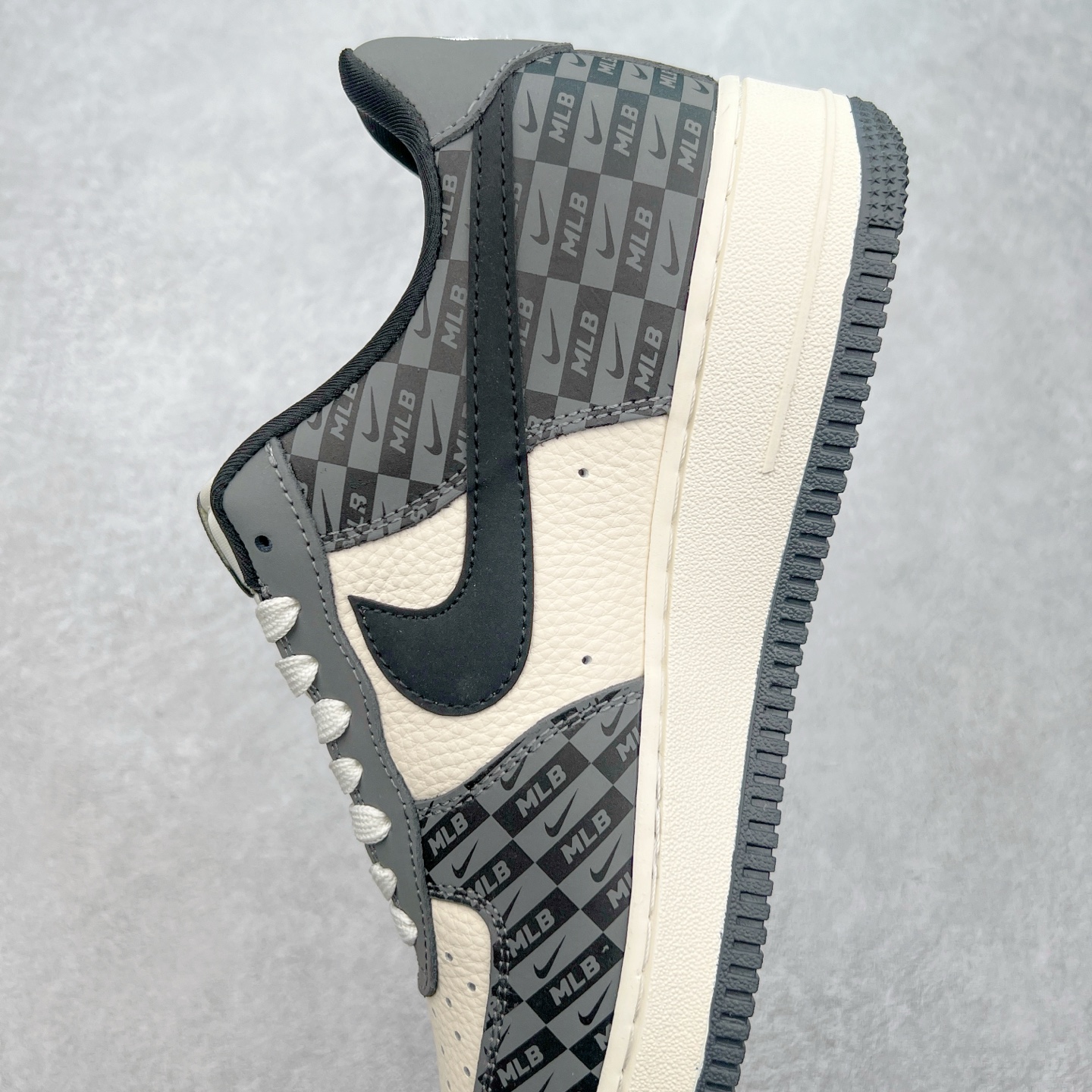 图片[7]-NK Air Force 1´07 Low 空军一号低帮百搭休闲运动板鞋 DF0188-038 柔软、弹性十足的缓震性能和出色的中底设计 横跨复古与现代的外型结合 造就出风靡全球 三十多年的Force 1 直到今天还深受青睐 实拍调校N版已经零色差零失真 百分百还原实物色彩所见即所得 不存在货不对板色差等低级问题 选购参考实物拍摄 不混卖不参货 只用心做好货严格选品 承诺混一赔十 尺码：36 36.5 37.5 38 38.5 39 40 40.5 41 42 42.5 43 44 44.5 45-选品中心