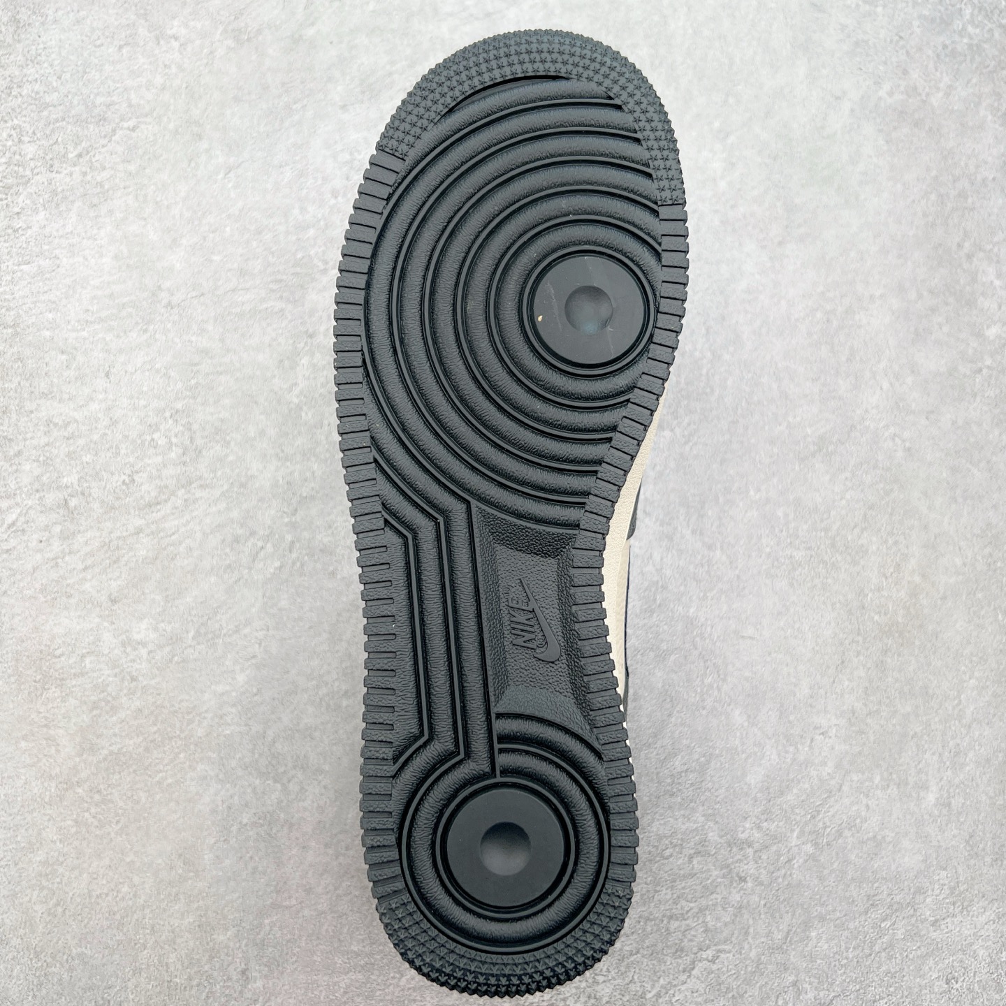 图片[9]-NK Air Force 1´07 Low 空军一号低帮百搭休闲运动板鞋 DF0188-038 柔软、弹性十足的缓震性能和出色的中底设计 横跨复古与现代的外型结合 造就出风靡全球 三十多年的Force 1 直到今天还深受青睐 实拍调校N版已经零色差零失真 百分百还原实物色彩所见即所得 不存在货不对板色差等低级问题 选购参考实物拍摄 不混卖不参货 只用心做好货严格选品 承诺混一赔十 尺码：36 36.5 37.5 38 38.5 39 40 40.5 41 42 42.5 43 44 44.5 45-选品中心