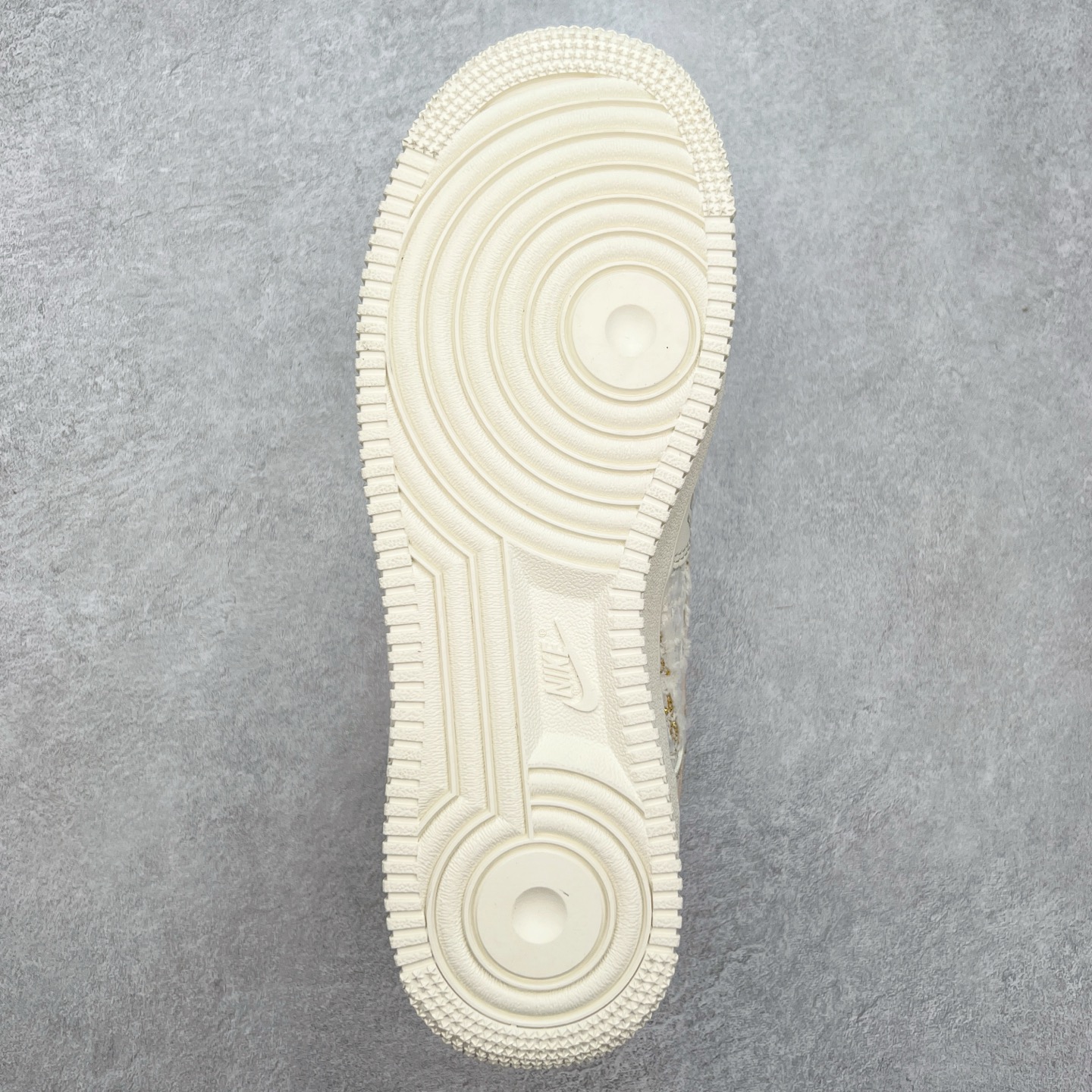 图片[9]-NK Air Force 1´07 Low 空军一号低帮百搭休闲运动板鞋 FJ7740-210 柔软、弹性十足的缓震性能和出色的中底设计 横跨复古与现代的外型结合 造就出风靡全球 三十多年的Force 1 直到今天还深受青睐 实拍调校N版已经零色差零失真 百分百还原实物色彩所见即所得 不存在货不对板色差等低级问题 选购参考实物拍摄 不混卖不参货 只用心做好货严格选品 承诺混一赔十 尺码：36 36.5 37.5 38 38.5 39 40 40.5 41 42 42.5 43 44 44.5 45-选品中心