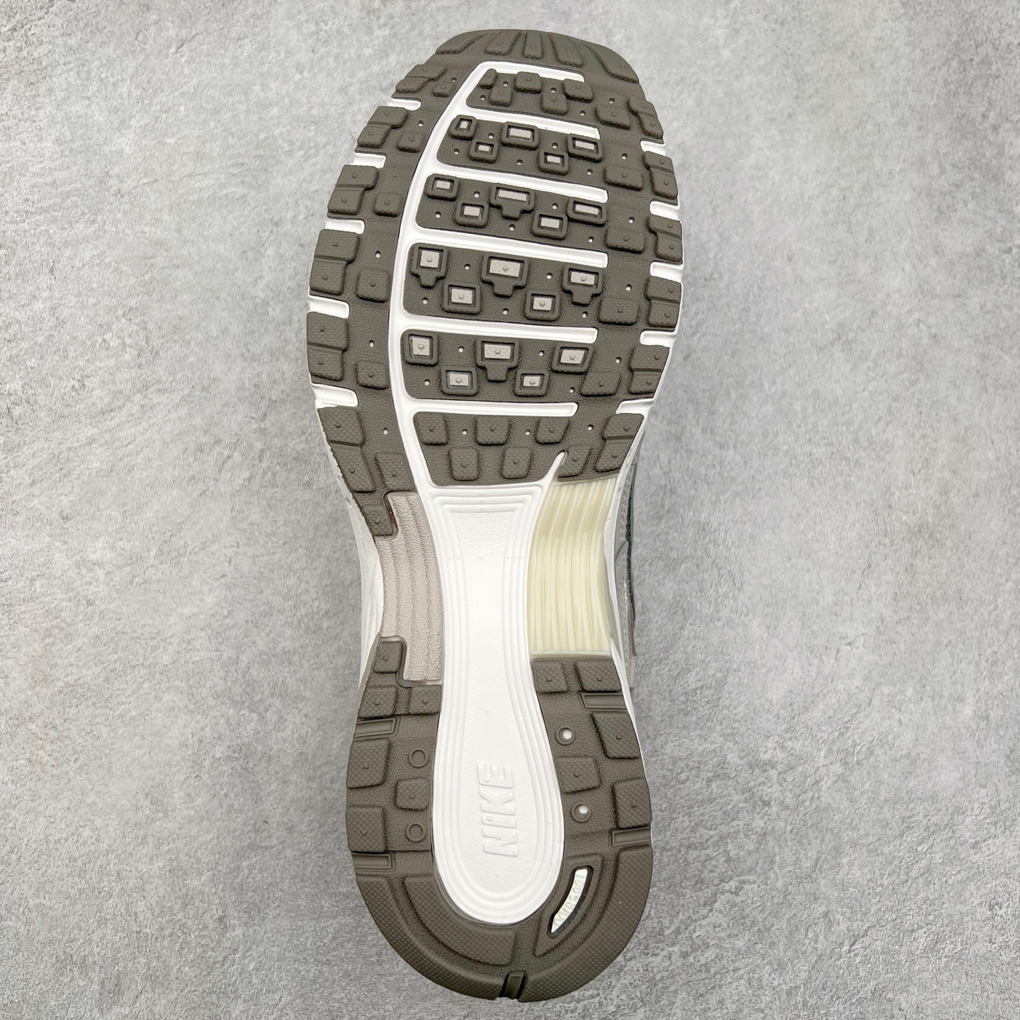 图片[9]-NK P-6000 系列低帮复古老爹风休闲运动舒适慢跑鞋 FN6837-012 购入原鞋原装纸板楦头开发 独家私模四层组合大底 市场唯一正确版本 良心定价 新配色陆续出货 进口三文治网面 融合 Pegasus 过往运动鞋设计 助力 21 世纪早期跑步运动跃升时尚新高度 采用透气网眼布、运动风格线条和耐穿覆面 兼具吸睛外观和舒适感受 中底泡绵以田径赛道为灵感 打造厚实设计 缔造出众缓震性能 尺码：36 36.5 37.5 38 38.5 39 40 40.5 41 42 42.5 43 44 44.5 45-选品中心