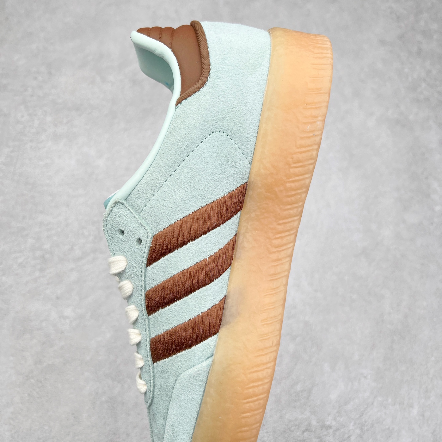 图片[7]-AD Samba XLG 桑巴舞加大厚底版系列德训风百搭松糕休闲运动板鞋生胶底 JH8835 自Originals Samba成功借势Blokecore风潮一跃成为街头巷尾的焦点鞋款后,不论是围绕Samba本身打造的各式「变种版本」,还是以Samba为蓝本打造联名鞋款,都成为了时尚潮流人士日常穿搭首选。Samba XLG是adidas Originals不断扩展XLG系列的一部分,旨在与年轻文化相契合,迎合那些希望通过个性时尚表达自我而不愿牺牲舒适度的年轻群体。街头时尚领域的Gen Z特别偏爱宽松的穿着风格。Samba XLG针对这一点做了创新。它在延续Samba OG经典设计的基础上,迎合年轻群体的穿着习惯,重塑为宽大的鞋身比例轮廓以及加厚中底,让消费者轻松展示自己独特的风格。全新的Samba XLG系列不仅迎合了当下年轻群体的穿搭习惯,加宽了鞋身比例以及将中底进一步增厚,在视觉比例上更加饱满,同时还保留了经典Samba的细节,这样一来,鞋迷朋友在穿搭上不仅能更加个性化,而且还能延续一定的复古感受。尺码：36 36⅔ 37⅓ 38 38⅔ 39⅓ 40 40⅔ 41⅓ 42 42⅔ 43⅓ 44 45-选品中心