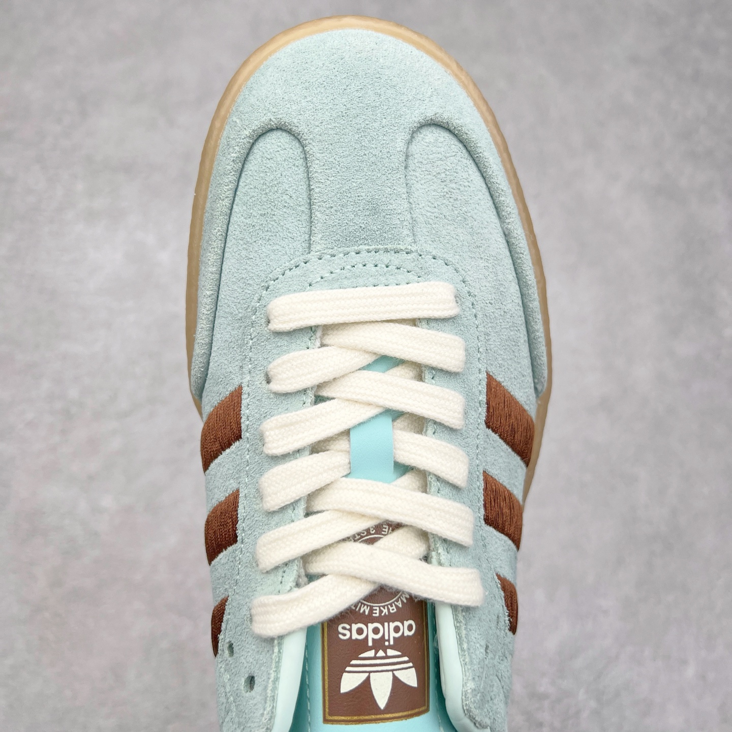 图片[4]-AD Samba XLG 桑巴舞加大厚底版系列德训风百搭松糕休闲运动板鞋生胶底 JH8835 自Originals Samba成功借势Blokecore风潮一跃成为街头巷尾的焦点鞋款后,不论是围绕Samba本身打造的各式「变种版本」,还是以Samba为蓝本打造联名鞋款,都成为了时尚潮流人士日常穿搭首选。Samba XLG是adidas Originals不断扩展XLG系列的一部分,旨在与年轻文化相契合,迎合那些希望通过个性时尚表达自我而不愿牺牲舒适度的年轻群体。街头时尚领域的Gen Z特别偏爱宽松的穿着风格。Samba XLG针对这一点做了创新。它在延续Samba OG经典设计的基础上,迎合年轻群体的穿着习惯,重塑为宽大的鞋身比例轮廓以及加厚中底,让消费者轻松展示自己独特的风格。全新的Samba XLG系列不仅迎合了当下年轻群体的穿搭习惯,加宽了鞋身比例以及将中底进一步增厚,在视觉比例上更加饱满,同时还保留了经典Samba的细节,这样一来,鞋迷朋友在穿搭上不仅能更加个性化,而且还能延续一定的复古感受。尺码：36 36⅔ 37⅓ 38 38⅔ 39⅓ 40 40⅔ 41⅓ 42 42⅔ 43⅓ 44 45-选品中心