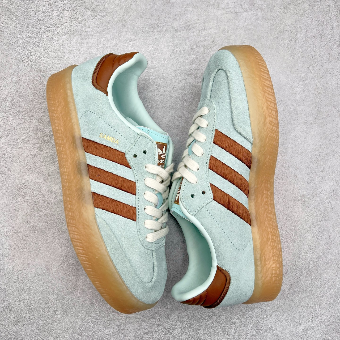图片[3]-AD Samba XLG 桑巴舞加大厚底版系列德训风百搭松糕休闲运动板鞋生胶底 JH8835 自Originals Samba成功借势Blokecore风潮一跃成为街头巷尾的焦点鞋款后,不论是围绕Samba本身打造的各式「变种版本」,还是以Samba为蓝本打造联名鞋款,都成为了时尚潮流人士日常穿搭首选。Samba XLG是adidas Originals不断扩展XLG系列的一部分,旨在与年轻文化相契合,迎合那些希望通过个性时尚表达自我而不愿牺牲舒适度的年轻群体。街头时尚领域的Gen Z特别偏爱宽松的穿着风格。Samba XLG针对这一点做了创新。它在延续Samba OG经典设计的基础上,迎合年轻群体的穿着习惯,重塑为宽大的鞋身比例轮廓以及加厚中底,让消费者轻松展示自己独特的风格。全新的Samba XLG系列不仅迎合了当下年轻群体的穿搭习惯,加宽了鞋身比例以及将中底进一步增厚,在视觉比例上更加饱满,同时还保留了经典Samba的细节,这样一来,鞋迷朋友在穿搭上不仅能更加个性化,而且还能延续一定的复古感受。尺码：36 36⅔ 37⅓ 38 38⅔ 39⅓ 40 40⅔ 41⅓ 42 42⅔ 43⅓ 44 45-选品中心