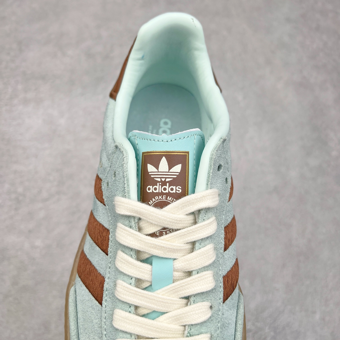 图片[5]-AD Samba XLG 桑巴舞加大厚底版系列德训风百搭松糕休闲运动板鞋生胶底 JH8835 自Originals Samba成功借势Blokecore风潮一跃成为街头巷尾的焦点鞋款后,不论是围绕Samba本身打造的各式「变种版本」,还是以Samba为蓝本打造联名鞋款,都成为了时尚潮流人士日常穿搭首选。Samba XLG是adidas Originals不断扩展XLG系列的一部分,旨在与年轻文化相契合,迎合那些希望通过个性时尚表达自我而不愿牺牲舒适度的年轻群体。街头时尚领域的Gen Z特别偏爱宽松的穿着风格。Samba XLG针对这一点做了创新。它在延续Samba OG经典设计的基础上,迎合年轻群体的穿着习惯,重塑为宽大的鞋身比例轮廓以及加厚中底,让消费者轻松展示自己独特的风格。全新的Samba XLG系列不仅迎合了当下年轻群体的穿搭习惯,加宽了鞋身比例以及将中底进一步增厚,在视觉比例上更加饱满,同时还保留了经典Samba的细节,这样一来,鞋迷朋友在穿搭上不仅能更加个性化,而且还能延续一定的复古感受。尺码：36 36⅔ 37⅓ 38 38⅔ 39⅓ 40 40⅔ 41⅓ 42 42⅔ 43⅓ 44 45-选品中心