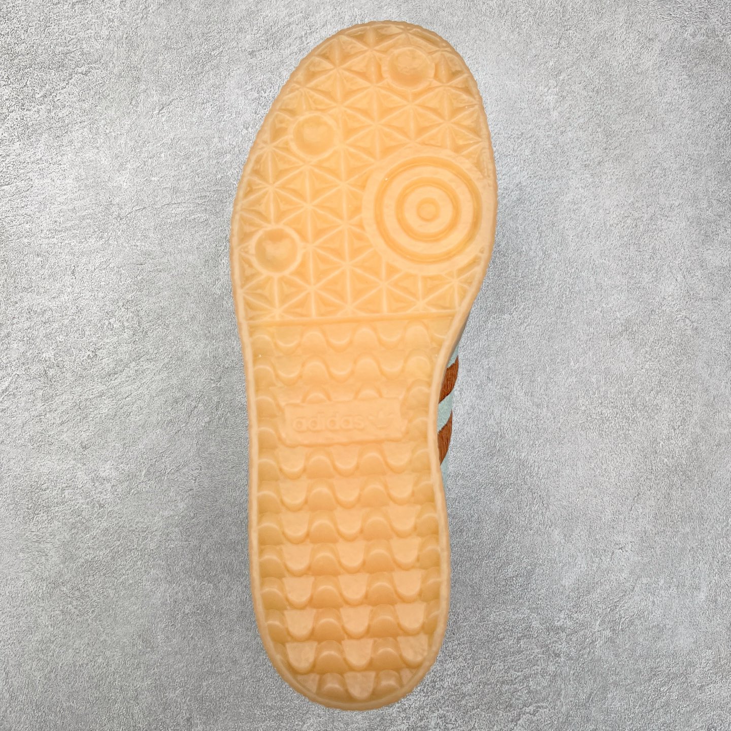 图片[9]-AD Samba XLG 桑巴舞加大厚底版系列德训风百搭松糕休闲运动板鞋生胶底 JH8835 自Originals Samba成功借势Blokecore风潮一跃成为街头巷尾的焦点鞋款后,不论是围绕Samba本身打造的各式「变种版本」,还是以Samba为蓝本打造联名鞋款,都成为了时尚潮流人士日常穿搭首选。Samba XLG是adidas Originals不断扩展XLG系列的一部分,旨在与年轻文化相契合,迎合那些希望通过个性时尚表达自我而不愿牺牲舒适度的年轻群体。街头时尚领域的Gen Z特别偏爱宽松的穿着风格。Samba XLG针对这一点做了创新。它在延续Samba OG经典设计的基础上,迎合年轻群体的穿着习惯,重塑为宽大的鞋身比例轮廓以及加厚中底,让消费者轻松展示自己独特的风格。全新的Samba XLG系列不仅迎合了当下年轻群体的穿搭习惯,加宽了鞋身比例以及将中底进一步增厚,在视觉比例上更加饱满,同时还保留了经典Samba的细节,这样一来,鞋迷朋友在穿搭上不仅能更加个性化,而且还能延续一定的复古感受。尺码：36 36⅔ 37⅓ 38 38⅔ 39⅓ 40 40⅔ 41⅓ 42 42⅔ 43⅓ 44 45-选品中心