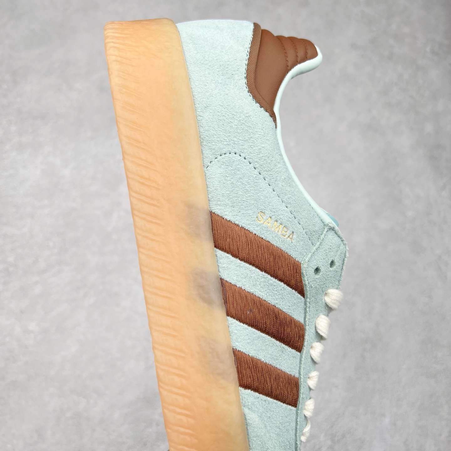 图片[6]-AD Samba XLG 桑巴舞加大厚底版系列德训风百搭松糕休闲运动板鞋生胶底 JH8835 自Originals Samba成功借势Blokecore风潮一跃成为街头巷尾的焦点鞋款后,不论是围绕Samba本身打造的各式「变种版本」,还是以Samba为蓝本打造联名鞋款,都成为了时尚潮流人士日常穿搭首选。Samba XLG是adidas Originals不断扩展XLG系列的一部分,旨在与年轻文化相契合,迎合那些希望通过个性时尚表达自我而不愿牺牲舒适度的年轻群体。街头时尚领域的Gen Z特别偏爱宽松的穿着风格。Samba XLG针对这一点做了创新。它在延续Samba OG经典设计的基础上,迎合年轻群体的穿着习惯,重塑为宽大的鞋身比例轮廓以及加厚中底,让消费者轻松展示自己独特的风格。全新的Samba XLG系列不仅迎合了当下年轻群体的穿搭习惯,加宽了鞋身比例以及将中底进一步增厚,在视觉比例上更加饱满,同时还保留了经典Samba的细节,这样一来,鞋迷朋友在穿搭上不仅能更加个性化,而且还能延续一定的复古感受。尺码：36 36⅔ 37⅓ 38 38⅔ 39⅓ 40 40⅔ 41⅓ 42 42⅔ 43⅓ 44 45-选品中心