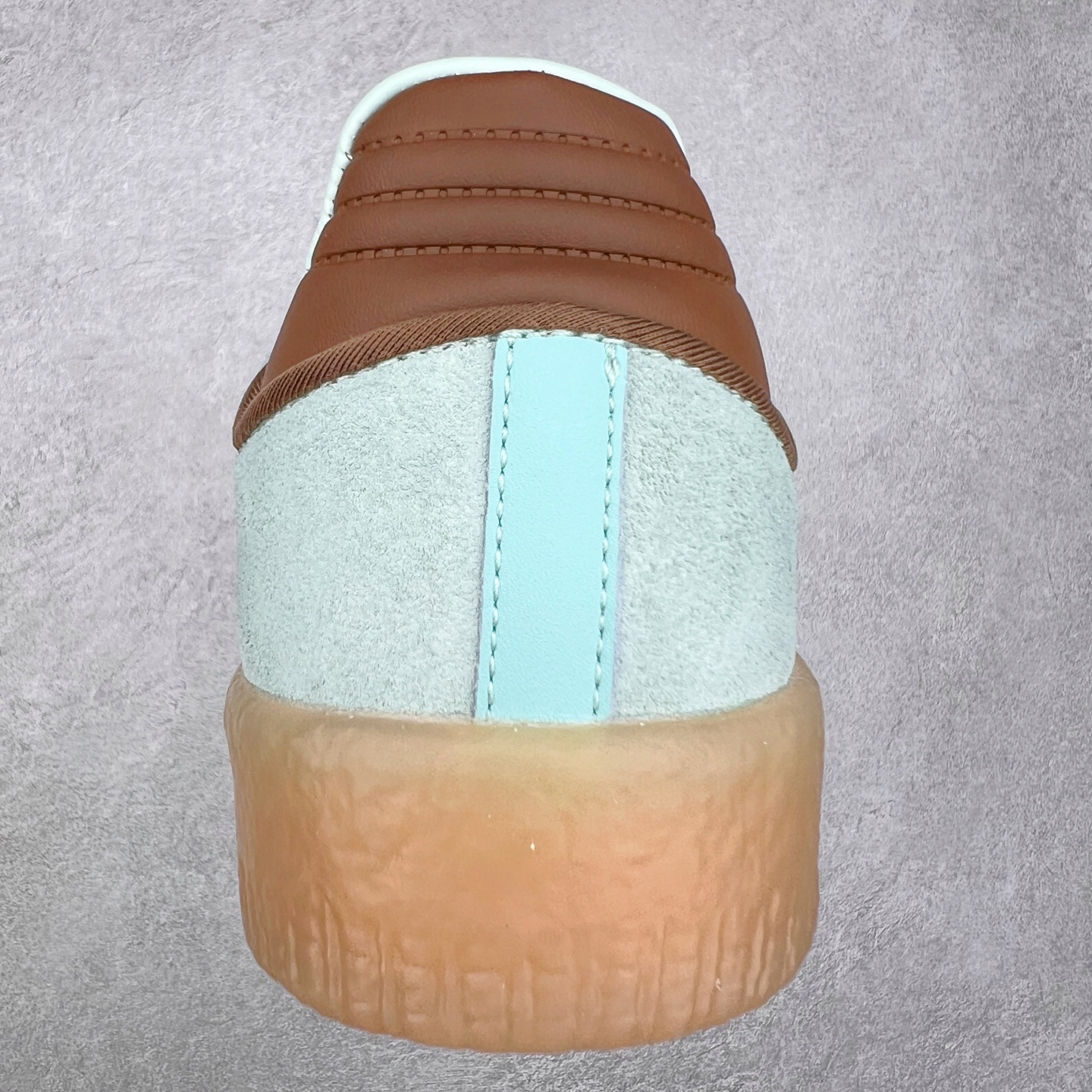 图片[8]-AD Samba XLG 桑巴舞加大厚底版系列德训风百搭松糕休闲运动板鞋生胶底 JH8835 自Originals Samba成功借势Blokecore风潮一跃成为街头巷尾的焦点鞋款后,不论是围绕Samba本身打造的各式「变种版本」,还是以Samba为蓝本打造联名鞋款,都成为了时尚潮流人士日常穿搭首选。Samba XLG是adidas Originals不断扩展XLG系列的一部分,旨在与年轻文化相契合,迎合那些希望通过个性时尚表达自我而不愿牺牲舒适度的年轻群体。街头时尚领域的Gen Z特别偏爱宽松的穿着风格。Samba XLG针对这一点做了创新。它在延续Samba OG经典设计的基础上,迎合年轻群体的穿着习惯,重塑为宽大的鞋身比例轮廓以及加厚中底,让消费者轻松展示自己独特的风格。全新的Samba XLG系列不仅迎合了当下年轻群体的穿搭习惯,加宽了鞋身比例以及将中底进一步增厚,在视觉比例上更加饱满,同时还保留了经典Samba的细节,这样一来,鞋迷朋友在穿搭上不仅能更加个性化,而且还能延续一定的复古感受。尺码：36 36⅔ 37⅓ 38 38⅔ 39⅓ 40 40⅔ 41⅓ 42 42⅔ 43⅓ 44 45-选品中心