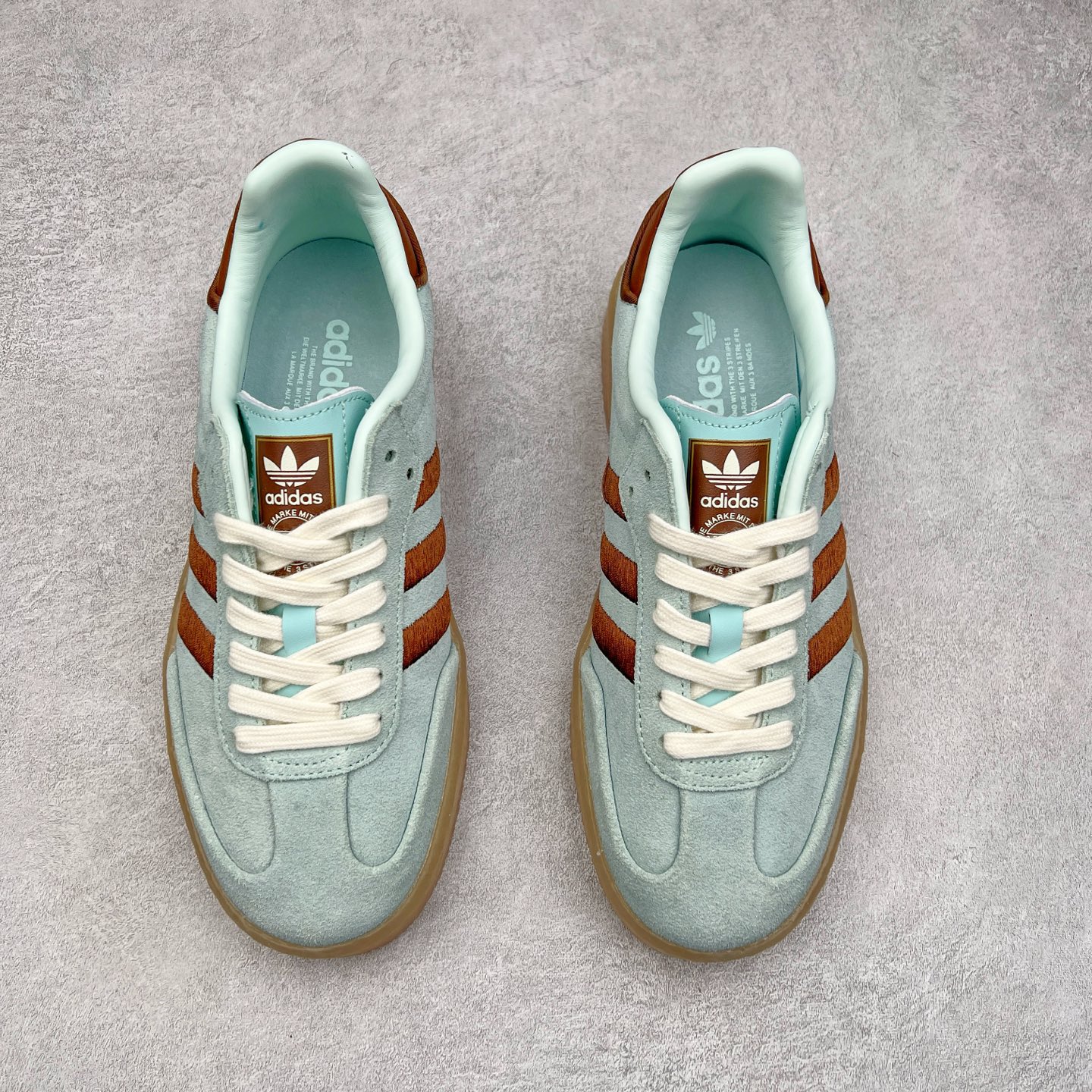 图片[2]-AD Samba XLG 桑巴舞加大厚底版系列德训风百搭松糕休闲运动板鞋生胶底 JH8835 自Originals Samba成功借势Blokecore风潮一跃成为街头巷尾的焦点鞋款后,不论是围绕Samba本身打造的各式「变种版本」,还是以Samba为蓝本打造联名鞋款,都成为了时尚潮流人士日常穿搭首选。Samba XLG是adidas Originals不断扩展XLG系列的一部分,旨在与年轻文化相契合,迎合那些希望通过个性时尚表达自我而不愿牺牲舒适度的年轻群体。街头时尚领域的Gen Z特别偏爱宽松的穿着风格。Samba XLG针对这一点做了创新。它在延续Samba OG经典设计的基础上,迎合年轻群体的穿着习惯,重塑为宽大的鞋身比例轮廓以及加厚中底,让消费者轻松展示自己独特的风格。全新的Samba XLG系列不仅迎合了当下年轻群体的穿搭习惯,加宽了鞋身比例以及将中底进一步增厚,在视觉比例上更加饱满,同时还保留了经典Samba的细节,这样一来,鞋迷朋友在穿搭上不仅能更加个性化,而且还能延续一定的复古感受。尺码：36 36⅔ 37⅓ 38 38⅔ 39⅓ 40 40⅔ 41⅓ 42 42⅔ 43⅓ 44 45-选品中心