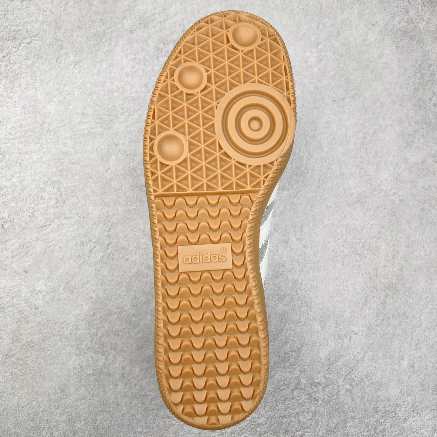 图片[9]-AD Original Samba OG 复古经典轻便板鞋 JR0035 这款桑巴鞋展示了高质量的工艺 带有装饰的超锁缝制和无缝的手感 柔软、柔软的皮革造型和标志性的3条纹完成了精致的外观 正规合身鞋带 鞋面上有绒面鞋垫 橡胶鞋底 享受正畸套筒软感 自50年代首次亮相以来就一直在赢得粉丝的青睐 尺码：36 36.5 37.5 38 38.5 39 40 40.5 41 42 42.5 43 44 44.5 45-选品中心