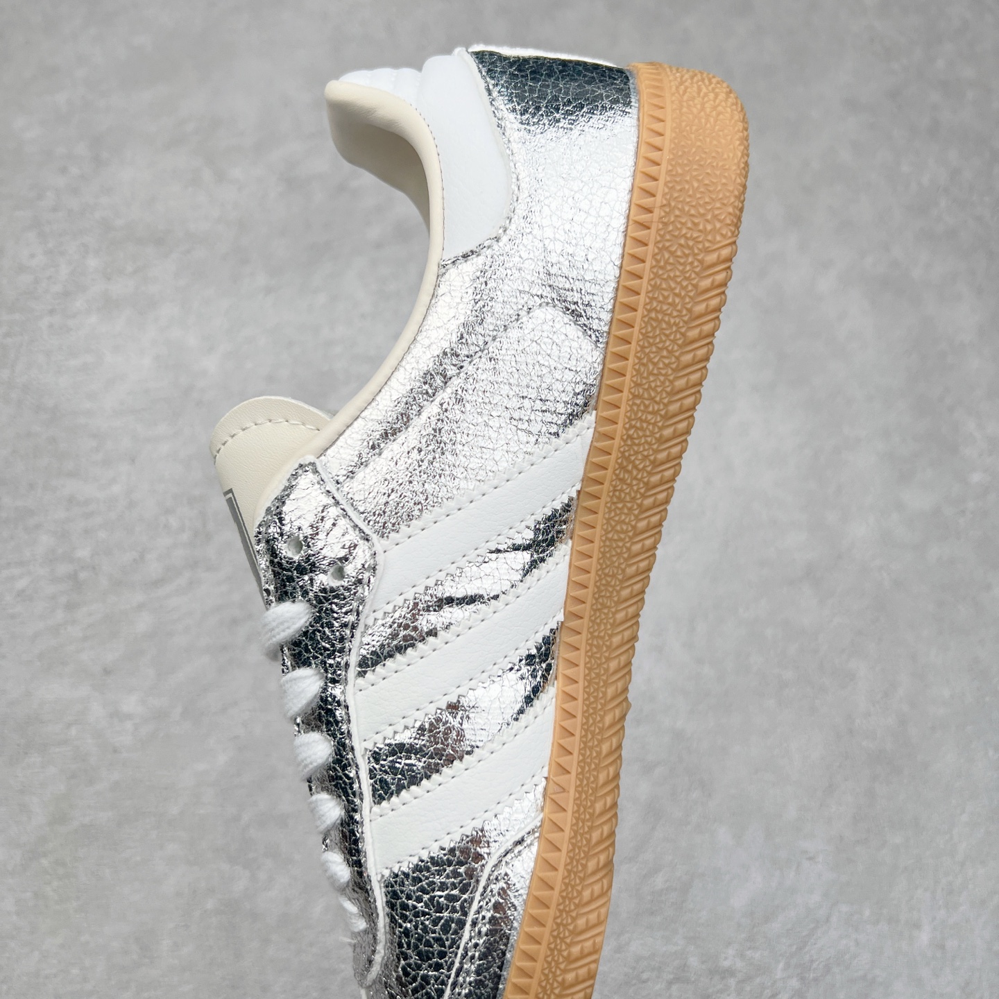 图片[7]-AD Original Samba OG 复古经典轻便板鞋 JR0035 这款桑巴鞋展示了高质量的工艺 带有装饰的超锁缝制和无缝的手感 柔软、柔软的皮革造型和标志性的3条纹完成了精致的外观 正规合身鞋带 鞋面上有绒面鞋垫 橡胶鞋底 享受正畸套筒软感 自50年代首次亮相以来就一直在赢得粉丝的青睐 尺码：36 36.5 37.5 38 38.5 39 40 40.5 41 42 42.5 43 44 44.5 45-选品中心