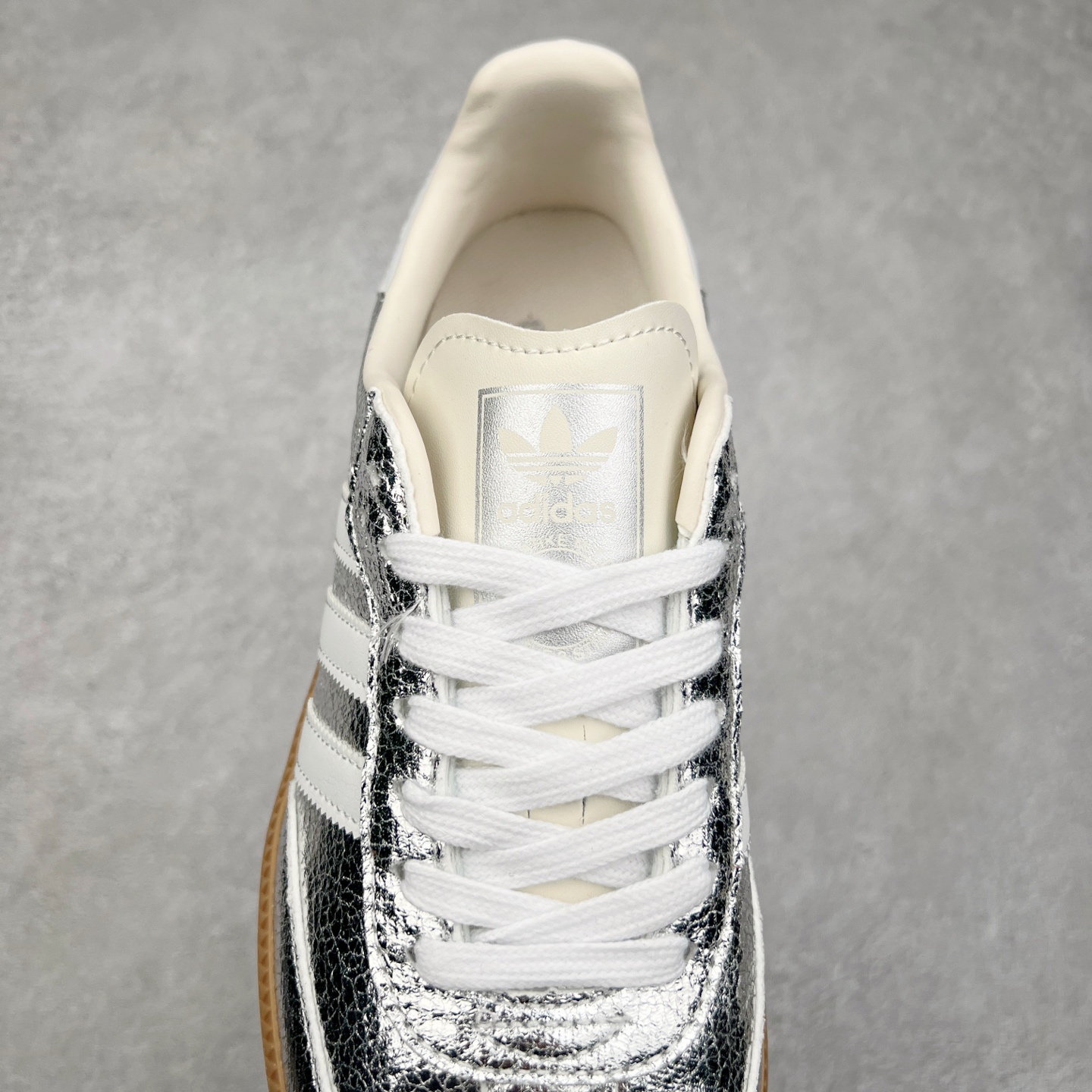 图片[5]-AD Original Samba OG 复古经典轻便板鞋 JR0035 这款桑巴鞋展示了高质量的工艺 带有装饰的超锁缝制和无缝的手感 柔软、柔软的皮革造型和标志性的3条纹完成了精致的外观 正规合身鞋带 鞋面上有绒面鞋垫 橡胶鞋底 享受正畸套筒软感 自50年代首次亮相以来就一直在赢得粉丝的青睐 尺码：36 36.5 37.5 38 38.5 39 40 40.5 41 42 42.5 43 44 44.5 45-选品中心