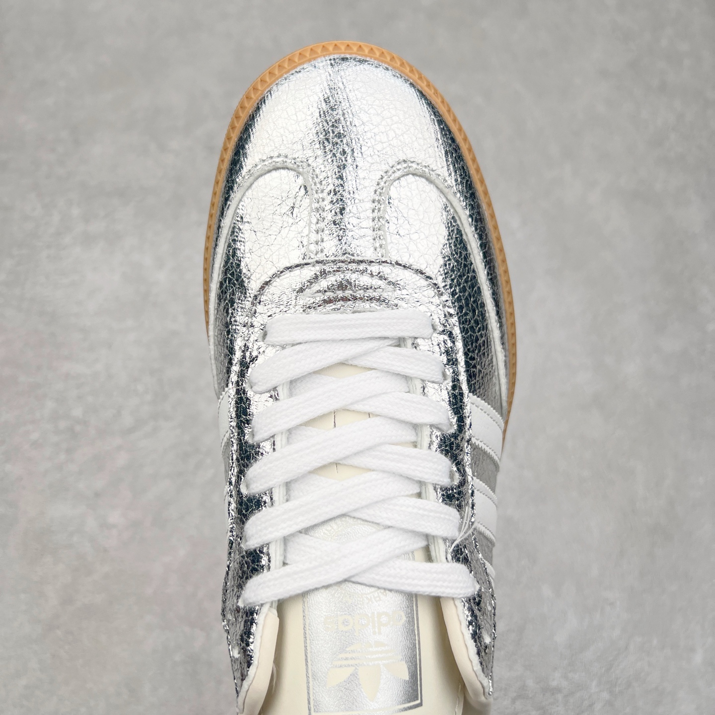 图片[4]-AD Original Samba OG 复古经典轻便板鞋 JR0035 这款桑巴鞋展示了高质量的工艺 带有装饰的超锁缝制和无缝的手感 柔软、柔软的皮革造型和标志性的3条纹完成了精致的外观 正规合身鞋带 鞋面上有绒面鞋垫 橡胶鞋底 享受正畸套筒软感 自50年代首次亮相以来就一直在赢得粉丝的青睐 尺码：36 36.5 37.5 38 38.5 39 40 40.5 41 42 42.5 43 44 44.5 45-选品中心