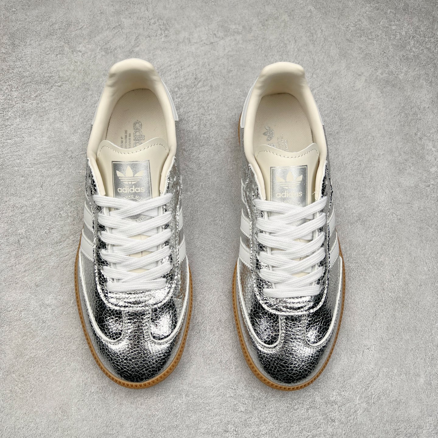 图片[2]-AD Original Samba OG 复古经典轻便板鞋 JR0035 这款桑巴鞋展示了高质量的工艺 带有装饰的超锁缝制和无缝的手感 柔软、柔软的皮革造型和标志性的3条纹完成了精致的外观 正规合身鞋带 鞋面上有绒面鞋垫 橡胶鞋底 享受正畸套筒软感 自50年代首次亮相以来就一直在赢得粉丝的青睐 尺码：36 36.5 37.5 38 38.5 39 40 40.5 41 42 42.5 43 44 44.5 45-选品中心