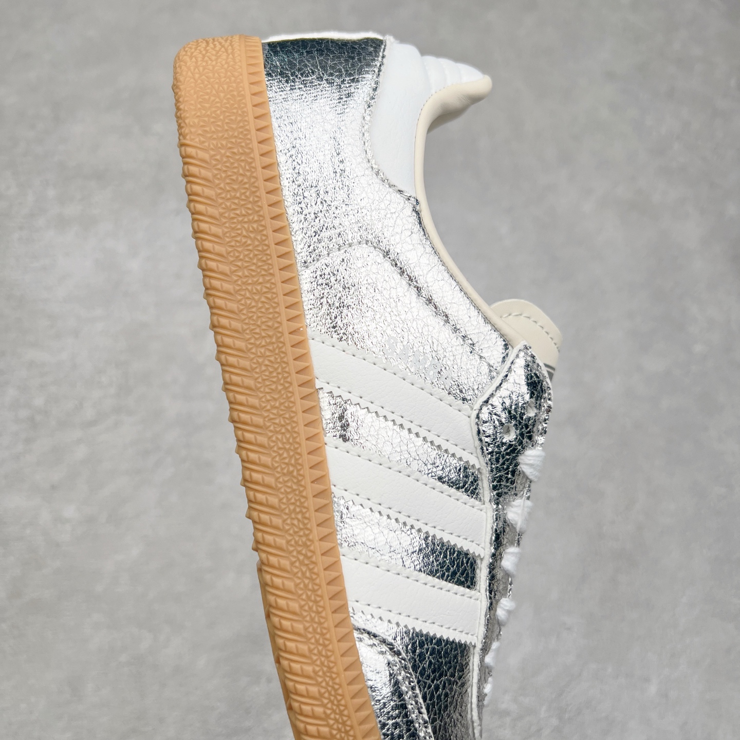 图片[6]-AD Original Samba OG 复古经典轻便板鞋 JR0035 这款桑巴鞋展示了高质量的工艺 带有装饰的超锁缝制和无缝的手感 柔软、柔软的皮革造型和标志性的3条纹完成了精致的外观 正规合身鞋带 鞋面上有绒面鞋垫 橡胶鞋底 享受正畸套筒软感 自50年代首次亮相以来就一直在赢得粉丝的青睐 尺码：36 36.5 37.5 38 38.5 39 40 40.5 41 42 42.5 43 44 44.5 45-选品中心