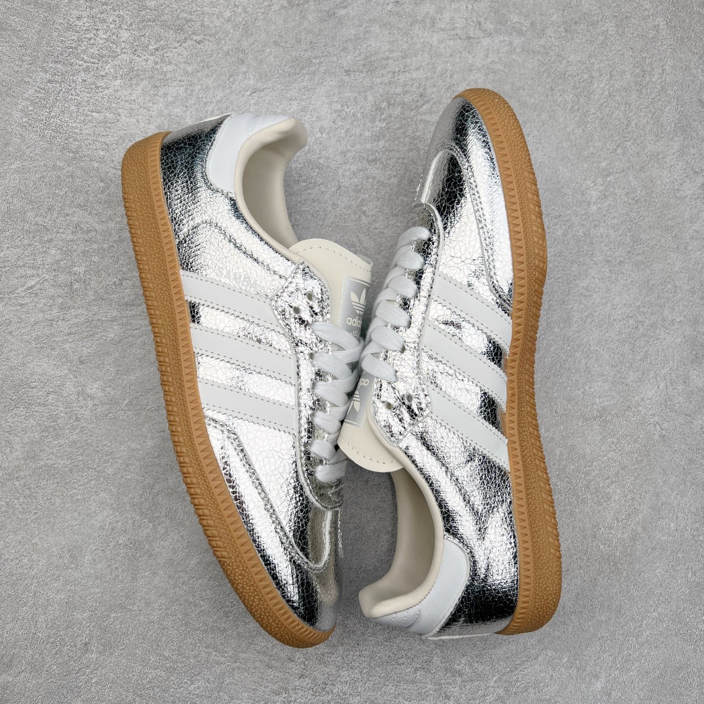 图片[3]-AD Original Samba OG 复古经典轻便板鞋 JR0035 这款桑巴鞋展示了高质量的工艺 带有装饰的超锁缝制和无缝的手感 柔软、柔软的皮革造型和标志性的3条纹完成了精致的外观 正规合身鞋带 鞋面上有绒面鞋垫 橡胶鞋底 享受正畸套筒软感 自50年代首次亮相以来就一直在赢得粉丝的青睐 尺码：36 36.5 37.5 38 38.5 39 40 40.5 41 42 42.5 43 44 44.5 45-选品中心