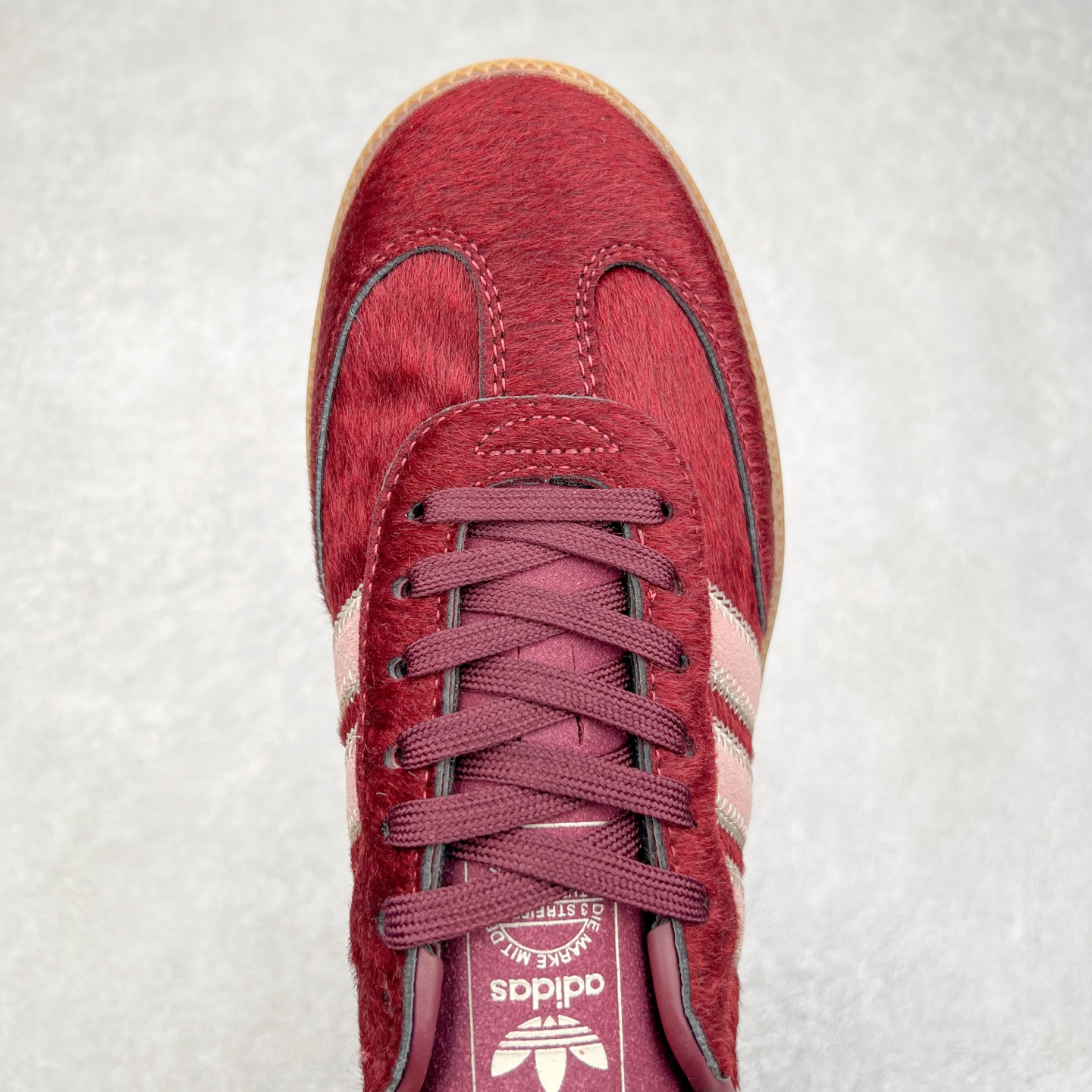 图片[4]-AD Original Samba OG 复古经典轻便板鞋 JP5330 这款桑巴鞋展示了高质量的工艺 带有装饰的超锁缝制和无缝的手感 柔软、柔软的皮革造型和标志性的3条纹完成了精致的外观 正规合身鞋带 鞋面上有绒面鞋垫 橡胶鞋底 享受正畸套筒软感 自50年代首次亮相以来就一直在赢得粉丝的青睐 尺码：36 36.5 37.5 38 38.5 39 40 40.5 41 42 42.5 43 44 44.5 45-选品中心