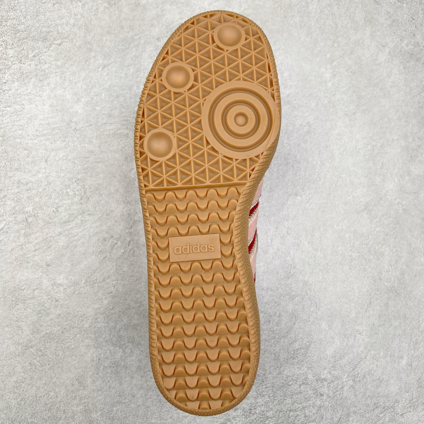 图片[9]-AD Original Samba OG 复古经典轻便板鞋 JP5330 这款桑巴鞋展示了高质量的工艺 带有装饰的超锁缝制和无缝的手感 柔软、柔软的皮革造型和标志性的3条纹完成了精致的外观 正规合身鞋带 鞋面上有绒面鞋垫 橡胶鞋底 享受正畸套筒软感 自50年代首次亮相以来就一直在赢得粉丝的青睐 尺码：36 36.5 37.5 38 38.5 39 40 40.5 41 42 42.5 43 44 44.5 45-选品中心