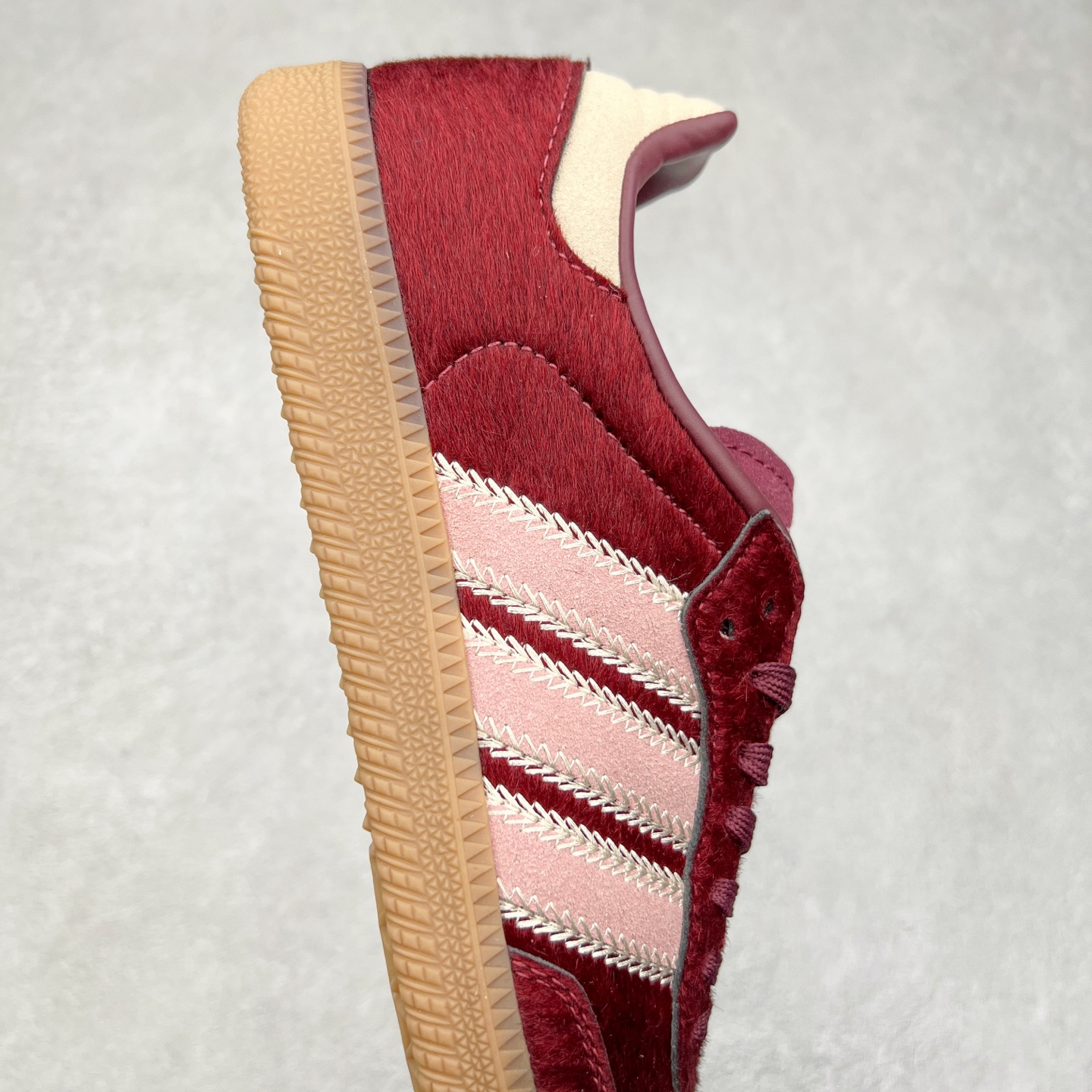 图片[6]-AD Original Samba OG 复古经典轻便板鞋 JP5330 这款桑巴鞋展示了高质量的工艺 带有装饰的超锁缝制和无缝的手感 柔软、柔软的皮革造型和标志性的3条纹完成了精致的外观 正规合身鞋带 鞋面上有绒面鞋垫 橡胶鞋底 享受正畸套筒软感 自50年代首次亮相以来就一直在赢得粉丝的青睐 尺码：36 36.5 37.5 38 38.5 39 40 40.5 41 42 42.5 43 44 44.5 45-选品中心