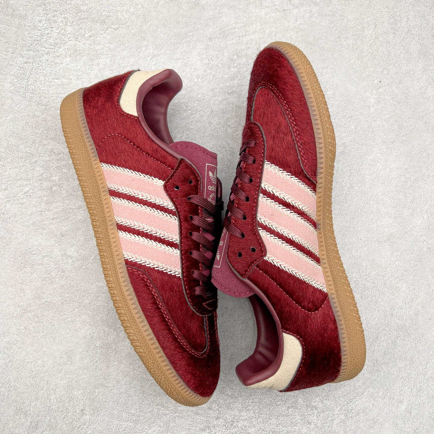 图片[3]-AD Original Samba OG 复古经典轻便板鞋 JP5330 这款桑巴鞋展示了高质量的工艺 带有装饰的超锁缝制和无缝的手感 柔软、柔软的皮革造型和标志性的3条纹完成了精致的外观 正规合身鞋带 鞋面上有绒面鞋垫 橡胶鞋底 享受正畸套筒软感 自50年代首次亮相以来就一直在赢得粉丝的青睐 尺码：36 36.5 37.5 38 38.5 39 40 40.5 41 42 42.5 43 44 44.5 45-选品中心