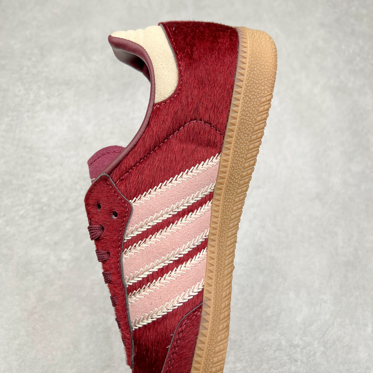 图片[7]-AD Original Samba OG 复古经典轻便板鞋 JP5330 这款桑巴鞋展示了高质量的工艺 带有装饰的超锁缝制和无缝的手感 柔软、柔软的皮革造型和标志性的3条纹完成了精致的外观 正规合身鞋带 鞋面上有绒面鞋垫 橡胶鞋底 享受正畸套筒软感 自50年代首次亮相以来就一直在赢得粉丝的青睐 尺码：36 36.5 37.5 38 38.5 39 40 40.5 41 42 42.5 43 44 44.5 45-选品中心