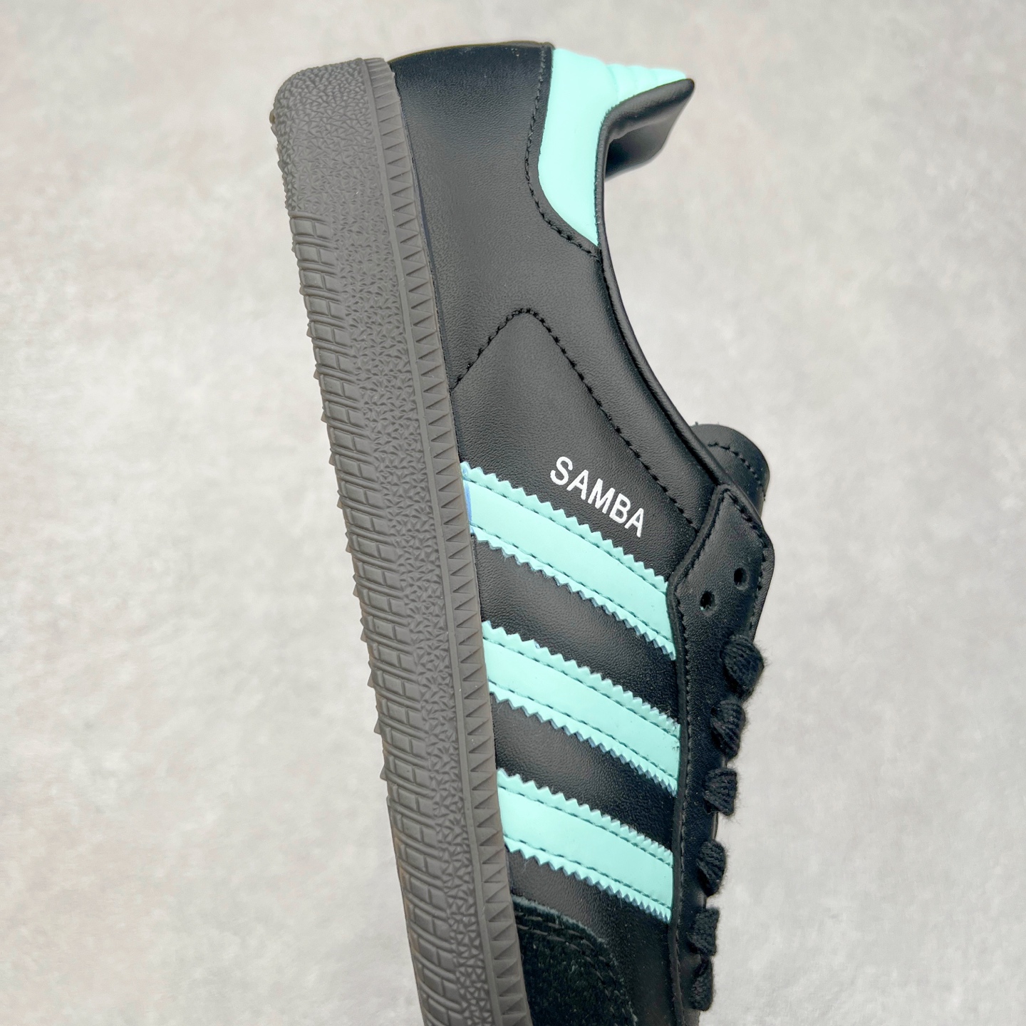 图片[6]-AD Original Samba OG 复古经典轻便板鞋 JR7109 这款桑巴鞋展示了高质量的工艺 带有装饰的超锁缝制和无缝的手感 柔软、柔软的皮革造型和标志性的3条纹完成了精致的外观 正规合身鞋带 鞋面上有绒面鞋垫 橡胶鞋底 享受正畸套筒软感 自50年代首次亮相以来就一直在赢得粉丝的青睐 尺码：36 36.5 37.5 38 38.5 39 40 40.5 41 42 42.5 43 44 44.5 45-选品中心
