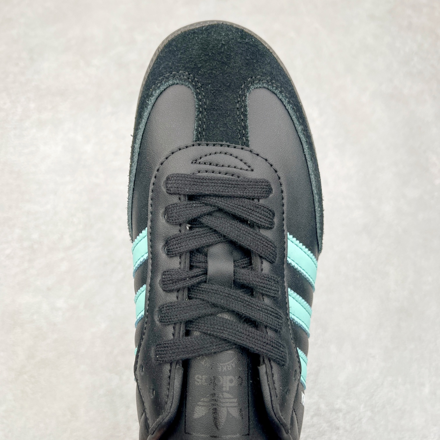 图片[4]-AD Original Samba OG 复古经典轻便板鞋 JR7109 这款桑巴鞋展示了高质量的工艺 带有装饰的超锁缝制和无缝的手感 柔软、柔软的皮革造型和标志性的3条纹完成了精致的外观 正规合身鞋带 鞋面上有绒面鞋垫 橡胶鞋底 享受正畸套筒软感 自50年代首次亮相以来就一直在赢得粉丝的青睐 尺码：36 36.5 37.5 38 38.5 39 40 40.5 41 42 42.5 43 44 44.5 45-选品中心