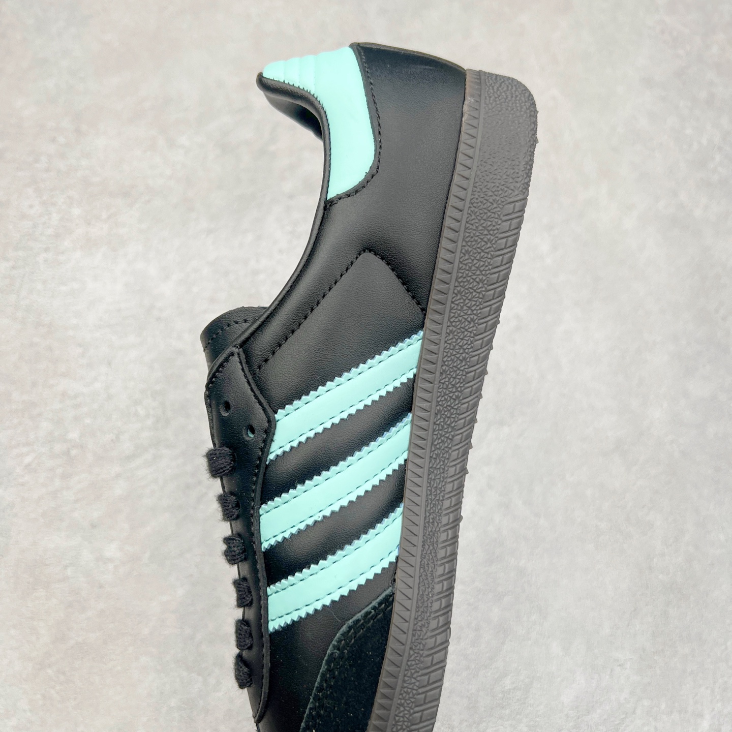 图片[7]-AD Original Samba OG 复古经典轻便板鞋 JR7109 这款桑巴鞋展示了高质量的工艺 带有装饰的超锁缝制和无缝的手感 柔软、柔软的皮革造型和标志性的3条纹完成了精致的外观 正规合身鞋带 鞋面上有绒面鞋垫 橡胶鞋底 享受正畸套筒软感 自50年代首次亮相以来就一直在赢得粉丝的青睐 尺码：36 36.5 37.5 38 38.5 39 40 40.5 41 42 42.5 43 44 44.5 45-选品中心