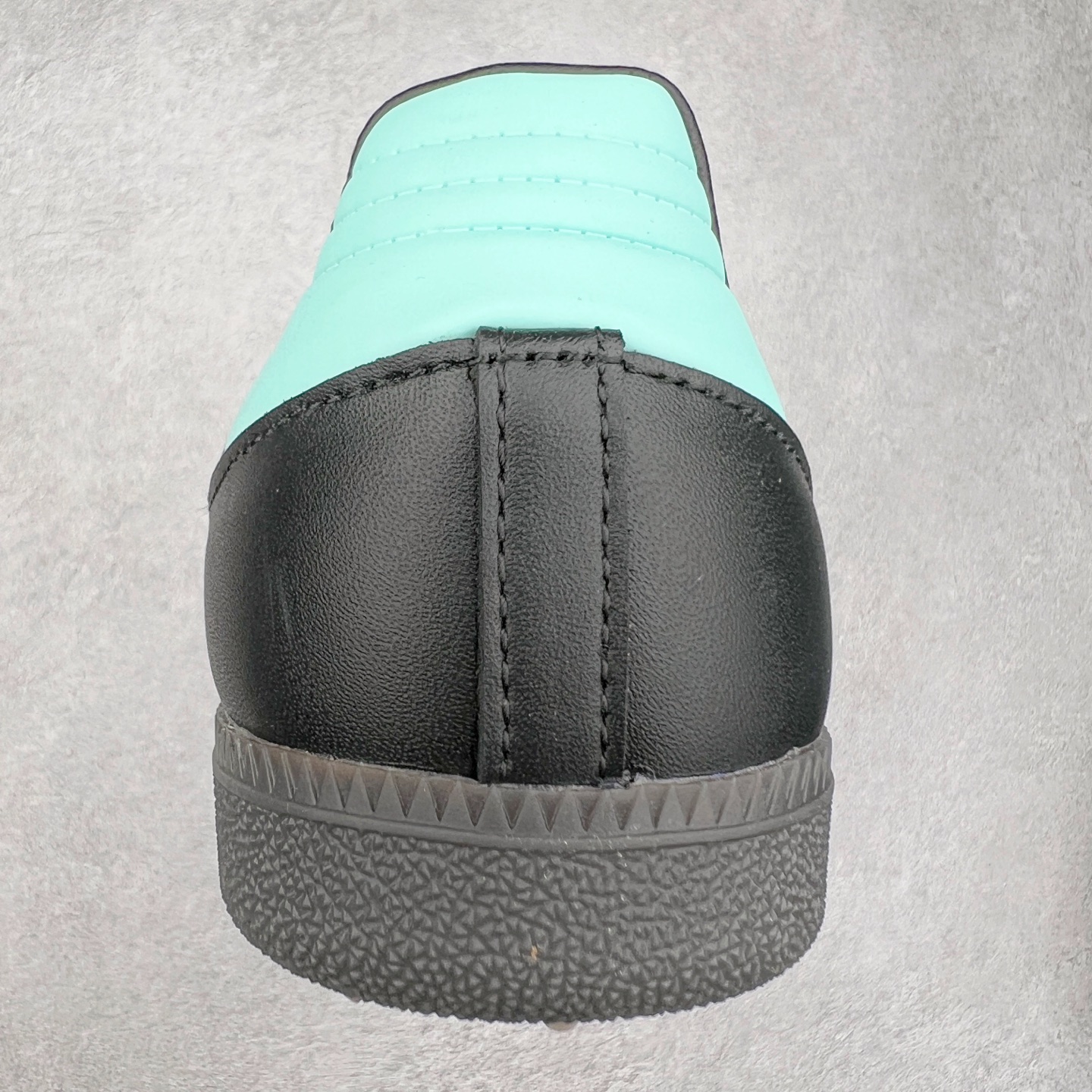 图片[8]-AD Original Samba OG 复古经典轻便板鞋 JR7109 这款桑巴鞋展示了高质量的工艺 带有装饰的超锁缝制和无缝的手感 柔软、柔软的皮革造型和标志性的3条纹完成了精致的外观 正规合身鞋带 鞋面上有绒面鞋垫 橡胶鞋底 享受正畸套筒软感 自50年代首次亮相以来就一直在赢得粉丝的青睐 尺码：36 36.5 37.5 38 38.5 39 40 40.5 41 42 42.5 43 44 44.5 45-选品中心