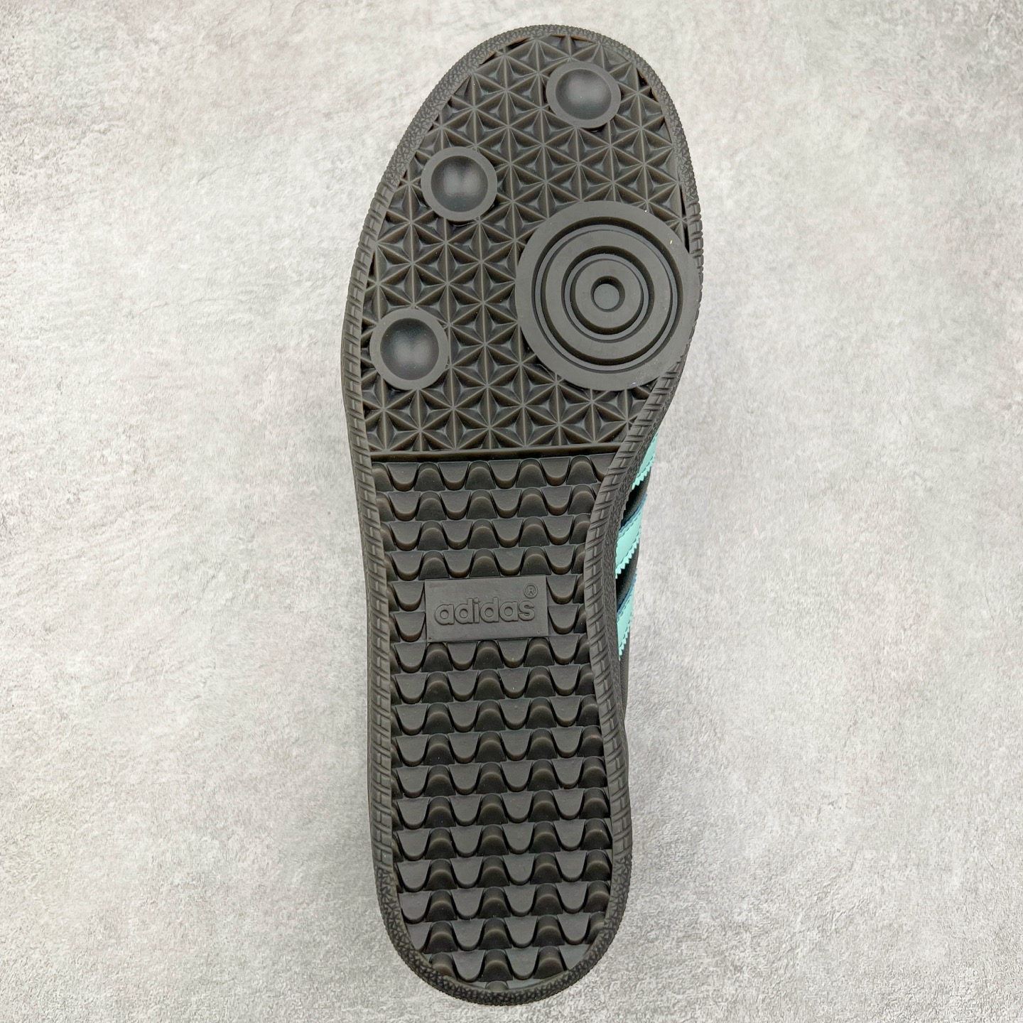 图片[9]-AD Original Samba OG 复古经典轻便板鞋 JR7109 这款桑巴鞋展示了高质量的工艺 带有装饰的超锁缝制和无缝的手感 柔软、柔软的皮革造型和标志性的3条纹完成了精致的外观 正规合身鞋带 鞋面上有绒面鞋垫 橡胶鞋底 享受正畸套筒软感 自50年代首次亮相以来就一直在赢得粉丝的青睐 尺码：36 36.5 37.5 38 38.5 39 40 40.5 41 42 42.5 43 44 44.5 45-选品中心