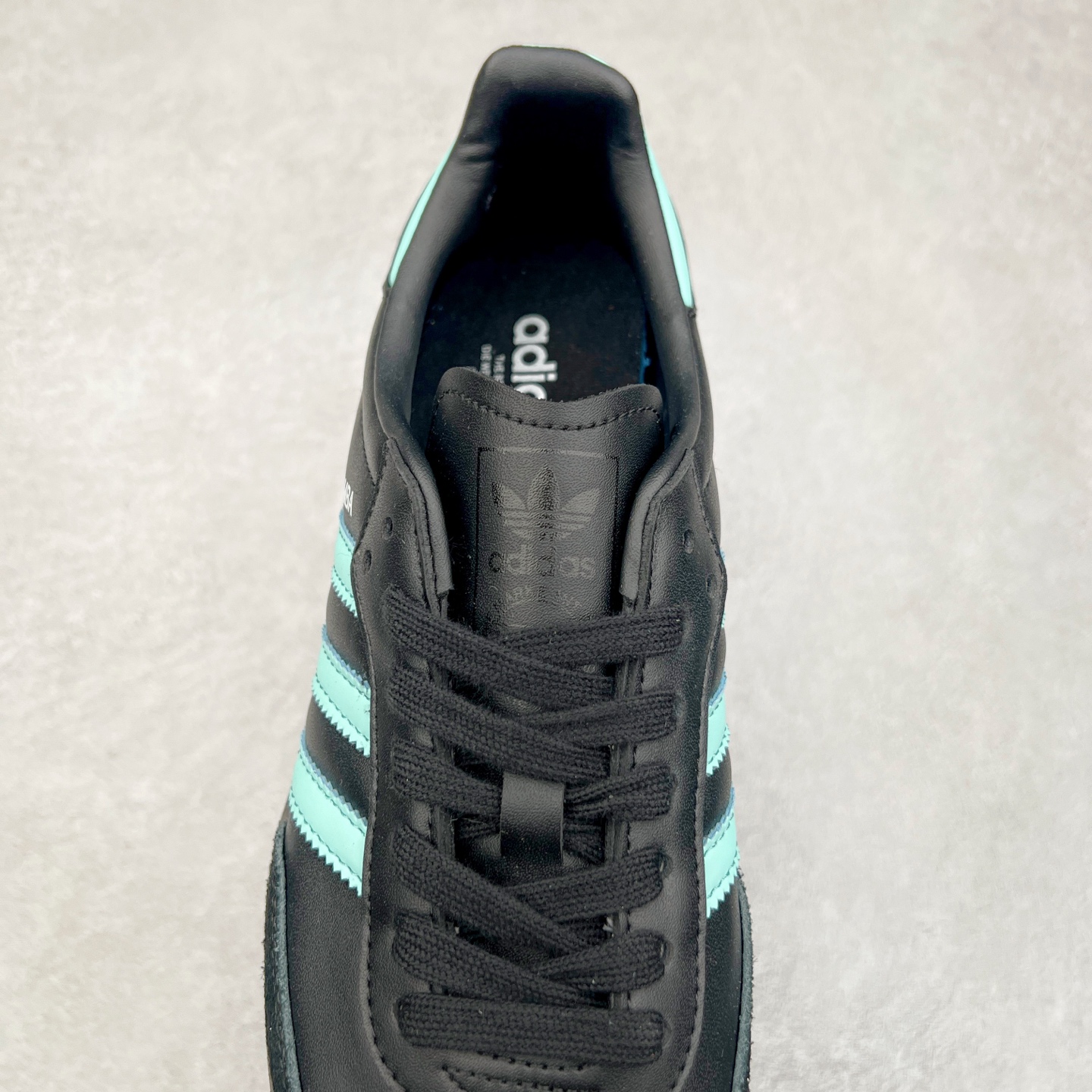 图片[5]-AD Original Samba OG 复古经典轻便板鞋 JR7109 这款桑巴鞋展示了高质量的工艺 带有装饰的超锁缝制和无缝的手感 柔软、柔软的皮革造型和标志性的3条纹完成了精致的外观 正规合身鞋带 鞋面上有绒面鞋垫 橡胶鞋底 享受正畸套筒软感 自50年代首次亮相以来就一直在赢得粉丝的青睐 尺码：36 36.5 37.5 38 38.5 39 40 40.5 41 42 42.5 43 44 44.5 45-选品中心