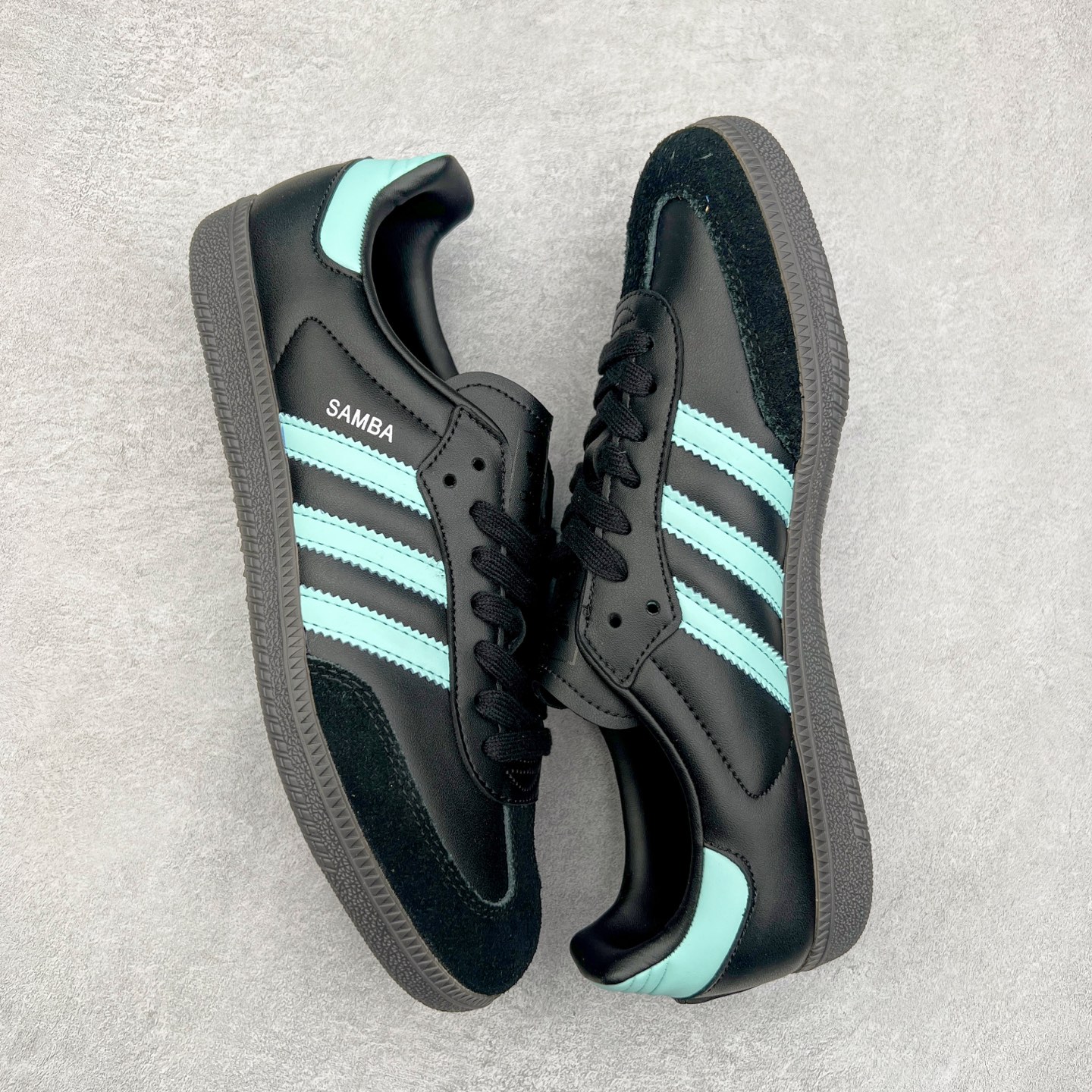 图片[3]-AD Original Samba OG 复古经典轻便板鞋 JR7109 这款桑巴鞋展示了高质量的工艺 带有装饰的超锁缝制和无缝的手感 柔软、柔软的皮革造型和标志性的3条纹完成了精致的外观 正规合身鞋带 鞋面上有绒面鞋垫 橡胶鞋底 享受正畸套筒软感 自50年代首次亮相以来就一直在赢得粉丝的青睐 尺码：36 36.5 37.5 38 38.5 39 40 40.5 41 42 42.5 43 44 44.5 45-选品中心