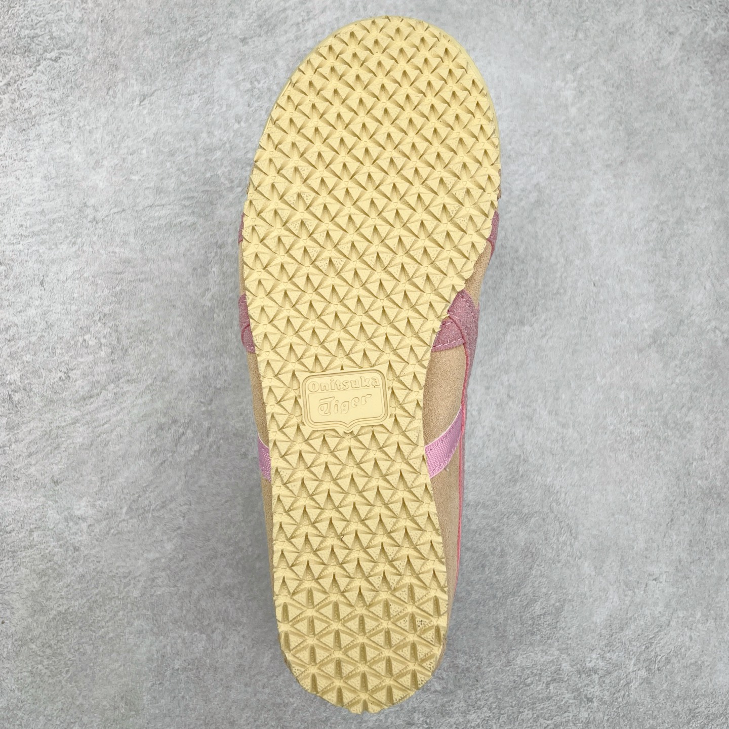 图片[9]-Asics Onitsuka Tiger MEXICO 66 亚瑟士鬼冢虎复古经典板鞋 市场王者选手 海外订单工厂出品 长期生产补货永不断码 超成熟稳定的做工品控 原装全套纸板楦头开发 原汁原味 完美呈现版型 私模正确鞋底咬花纹路 一比一鞋头弧度高度鞋身弧度 绝不口嗨 细节品控鞋型随意秒杀市面 原档咬花纹路私模大底 一个单元有六个三角形 总体形拼接呈现花瓣状 官方四联吊牌 原装Ortholite轻量化鞋垫 原盒原配 质保卡 说明书 钢印防尘纸 纸板中底带钢印 乳胶组合鞋垫 支持全方位的对比专柜 产品从款式颜色造型上体现出追求舒适和细节的完美 鞋类更是推崇手工制作的严谨与完美 融舒适性与可穿性的设计风格 注重细节的完美和别致魅力 既保持稳重 又不失轻松的时尚感 尺码：36 37 37.5 38 39 39.5 40 40.5 41.5 42 42.5 43.5 44 45-选品中心