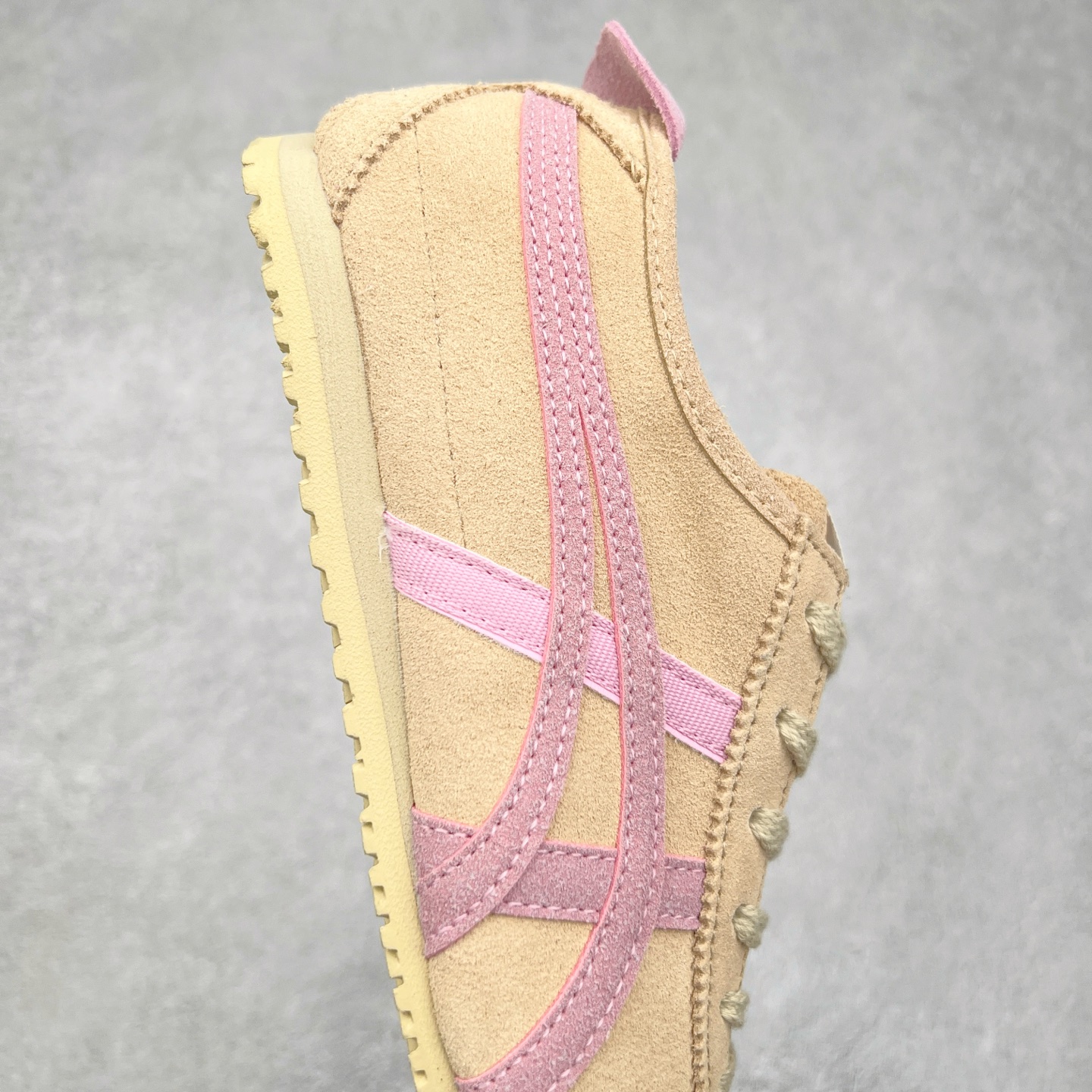 图片[6]-Asics Onitsuka Tiger MEXICO 66 亚瑟士鬼冢虎复古经典板鞋 市场王者选手 海外订单工厂出品 长期生产补货永不断码 超成熟稳定的做工品控 原装全套纸板楦头开发 原汁原味 完美呈现版型 私模正确鞋底咬花纹路 一比一鞋头弧度高度鞋身弧度 绝不口嗨 细节品控鞋型随意秒杀市面 原档咬花纹路私模大底 一个单元有六个三角形 总体形拼接呈现花瓣状 官方四联吊牌 原装Ortholite轻量化鞋垫 原盒原配 质保卡 说明书 钢印防尘纸 纸板中底带钢印 乳胶组合鞋垫 支持全方位的对比专柜 产品从款式颜色造型上体现出追求舒适和细节的完美 鞋类更是推崇手工制作的严谨与完美 融舒适性与可穿性的设计风格 注重细节的完美和别致魅力 既保持稳重 又不失轻松的时尚感 尺码：36 37 37.5 38 39 39.5 40 40.5 41.5 42 42.5 43.5 44 45-选品中心