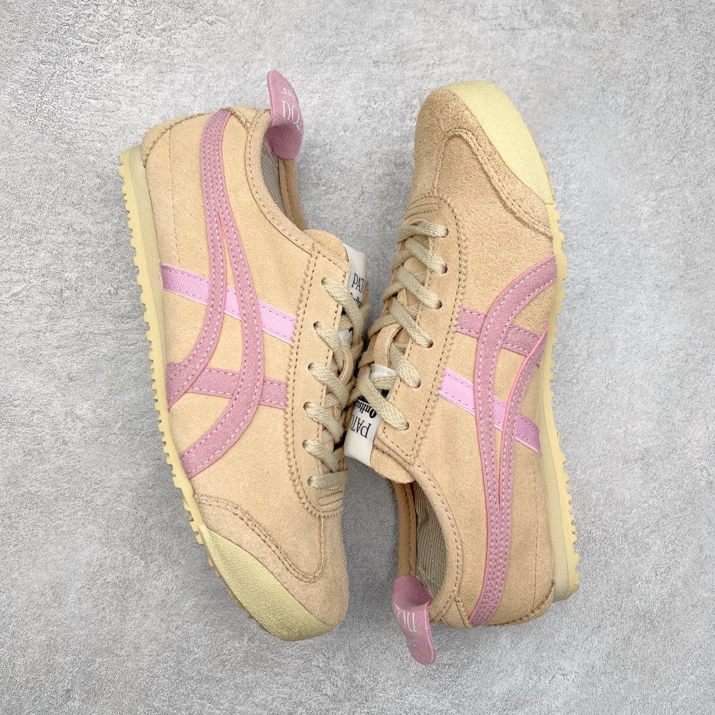 图片[3]-Asics Onitsuka Tiger MEXICO 66 亚瑟士鬼冢虎复古经典板鞋 市场王者选手 海外订单工厂出品 长期生产补货永不断码 超成熟稳定的做工品控 原装全套纸板楦头开发 原汁原味 完美呈现版型 私模正确鞋底咬花纹路 一比一鞋头弧度高度鞋身弧度 绝不口嗨 细节品控鞋型随意秒杀市面 原档咬花纹路私模大底 一个单元有六个三角形 总体形拼接呈现花瓣状 官方四联吊牌 原装Ortholite轻量化鞋垫 原盒原配 质保卡 说明书 钢印防尘纸 纸板中底带钢印 乳胶组合鞋垫 支持全方位的对比专柜 产品从款式颜色造型上体现出追求舒适和细节的完美 鞋类更是推崇手工制作的严谨与完美 融舒适性与可穿性的设计风格 注重细节的完美和别致魅力 既保持稳重 又不失轻松的时尚感 尺码：36 37 37.5 38 39 39.5 40 40.5 41.5 42 42.5 43.5 44 45-选品中心