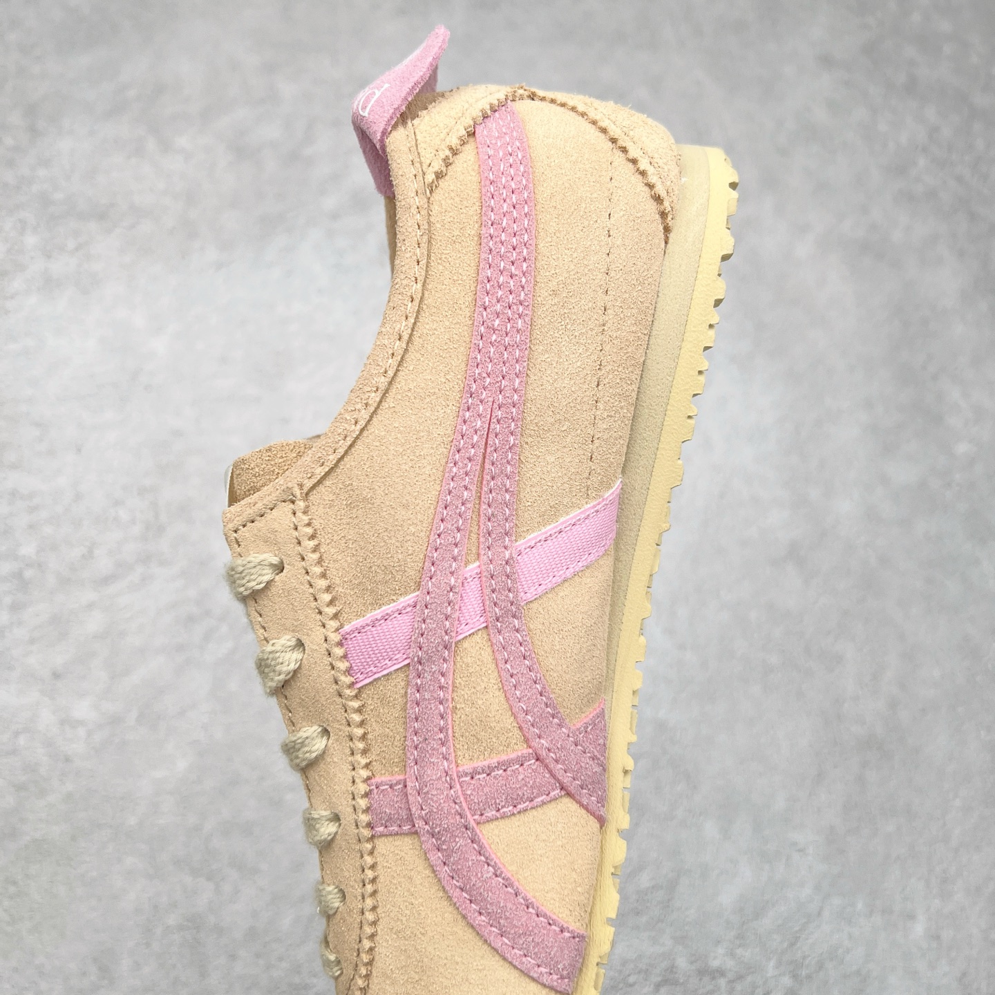 图片[7]-Asics Onitsuka Tiger MEXICO 66 亚瑟士鬼冢虎复古经典板鞋 市场王者选手 海外订单工厂出品 长期生产补货永不断码 超成熟稳定的做工品控 原装全套纸板楦头开发 原汁原味 完美呈现版型 私模正确鞋底咬花纹路 一比一鞋头弧度高度鞋身弧度 绝不口嗨 细节品控鞋型随意秒杀市面 原档咬花纹路私模大底 一个单元有六个三角形 总体形拼接呈现花瓣状 官方四联吊牌 原装Ortholite轻量化鞋垫 原盒原配 质保卡 说明书 钢印防尘纸 纸板中底带钢印 乳胶组合鞋垫 支持全方位的对比专柜 产品从款式颜色造型上体现出追求舒适和细节的完美 鞋类更是推崇手工制作的严谨与完美 融舒适性与可穿性的设计风格 注重细节的完美和别致魅力 既保持稳重 又不失轻松的时尚感 尺码：36 37 37.5 38 39 39.5 40 40.5 41.5 42 42.5 43.5 44 45-选品中心