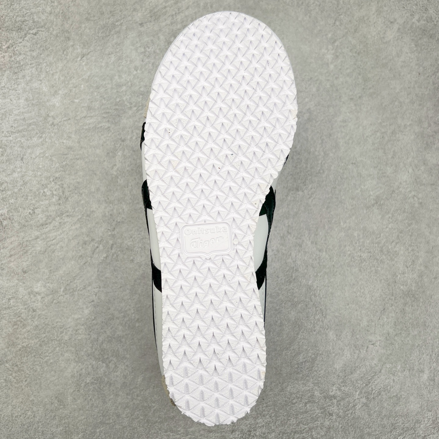 图片[9]-Asics Onitsuka Tiger MEXICO 66 亚瑟士鬼冢虎复古经典板鞋 市场王者选手 海外订单工厂出品 长期生产补货永不断码 超成熟稳定的做工品控 原装全套纸板楦头开发 原汁原味 完美呈现版型 私模正确鞋底咬花纹路 一比一鞋头弧度高度鞋身弧度 绝不口嗨 细节品控鞋型随意秒杀市面 原档咬花纹路私模大底 一个单元有六个三角形 总体形拼接呈现花瓣状 官方四联吊牌 原装Ortholite轻量化鞋垫 原盒原配 质保卡 说明书 钢印防尘纸 纸板中底带钢印 乳胶组合鞋垫 支持全方位的对比专柜 产品从款式颜色造型上体现出追求舒适和细节的完美 鞋类更是推崇手工制作的严谨与完美 融舒适性与可穿性的设计风格 注重细节的完美和别致魅力 既保持稳重 又不失轻松的时尚感 尺码：36 37 37.5 38 39 39.5 40 40.5 41.5 42 42.5 43.5 44 45-选品中心