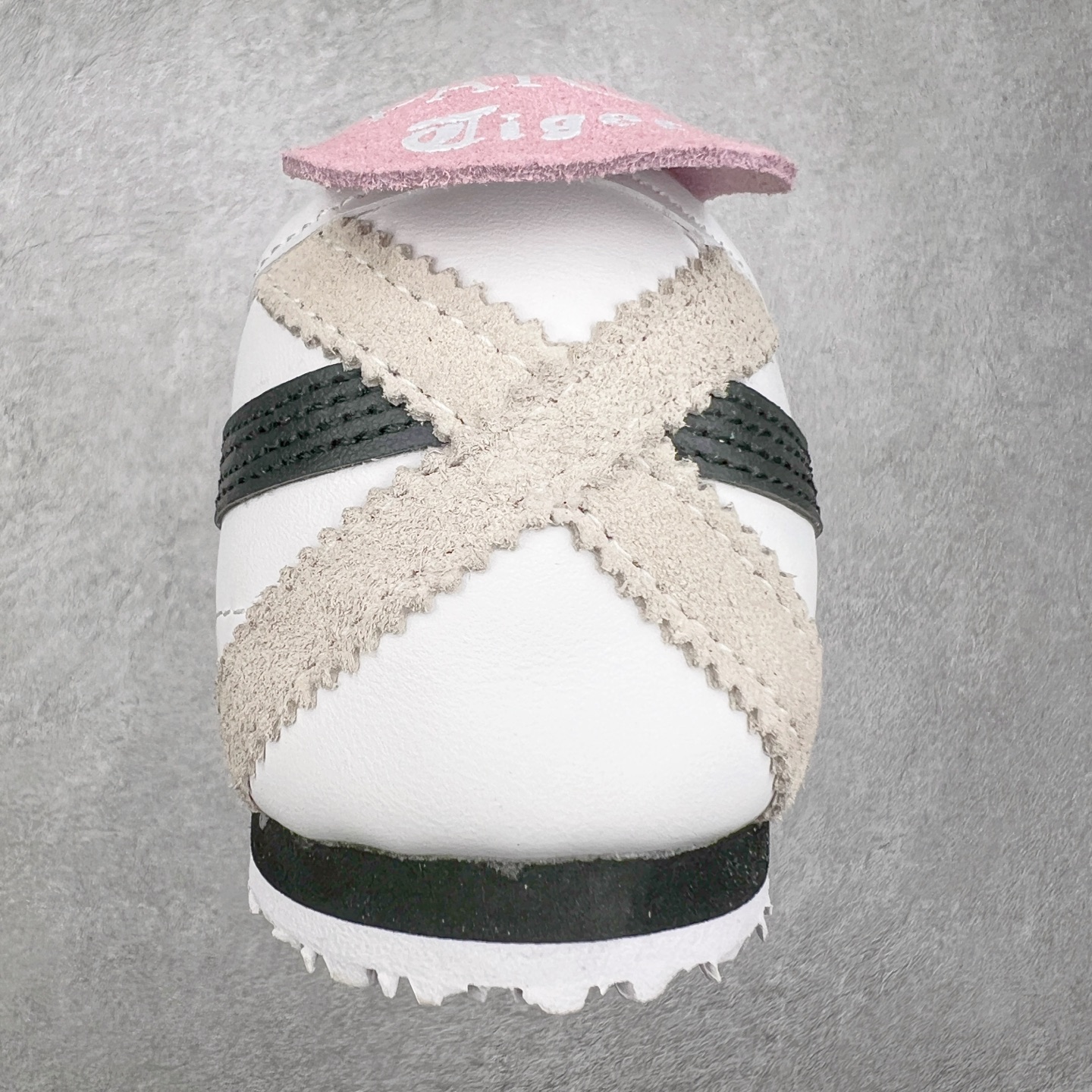 图片[8]-Asics Onitsuka Tiger MEXICO 66 亚瑟士鬼冢虎复古经典板鞋 市场王者选手 海外订单工厂出品 长期生产补货永不断码 超成熟稳定的做工品控 原装全套纸板楦头开发 原汁原味 完美呈现版型 私模正确鞋底咬花纹路 一比一鞋头弧度高度鞋身弧度 绝不口嗨 细节品控鞋型随意秒杀市面 原档咬花纹路私模大底 一个单元有六个三角形 总体形拼接呈现花瓣状 官方四联吊牌 原装Ortholite轻量化鞋垫 原盒原配 质保卡 说明书 钢印防尘纸 纸板中底带钢印 乳胶组合鞋垫 支持全方位的对比专柜 产品从款式颜色造型上体现出追求舒适和细节的完美 鞋类更是推崇手工制作的严谨与完美 融舒适性与可穿性的设计风格 注重细节的完美和别致魅力 既保持稳重 又不失轻松的时尚感 尺码：36 37 37.5 38 39 39.5 40 40.5 41.5 42 42.5 43.5 44 45-选品中心