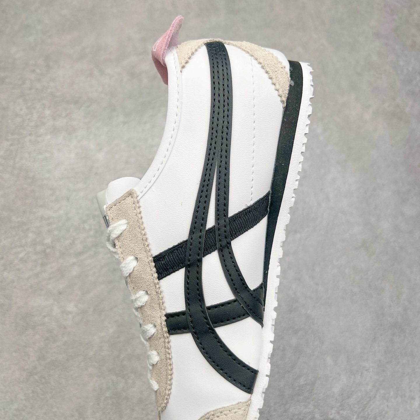 图片[7]-Asics Onitsuka Tiger MEXICO 66 亚瑟士鬼冢虎复古经典板鞋 市场王者选手 海外订单工厂出品 长期生产补货永不断码 超成熟稳定的做工品控 原装全套纸板楦头开发 原汁原味 完美呈现版型 私模正确鞋底咬花纹路 一比一鞋头弧度高度鞋身弧度 绝不口嗨 细节品控鞋型随意秒杀市面 原档咬花纹路私模大底 一个单元有六个三角形 总体形拼接呈现花瓣状 官方四联吊牌 原装Ortholite轻量化鞋垫 原盒原配 质保卡 说明书 钢印防尘纸 纸板中底带钢印 乳胶组合鞋垫 支持全方位的对比专柜 产品从款式颜色造型上体现出追求舒适和细节的完美 鞋类更是推崇手工制作的严谨与完美 融舒适性与可穿性的设计风格 注重细节的完美和别致魅力 既保持稳重 又不失轻松的时尚感 尺码：36 37 37.5 38 39 39.5 40 40.5 41.5 42 42.5 43.5 44 45-选品中心