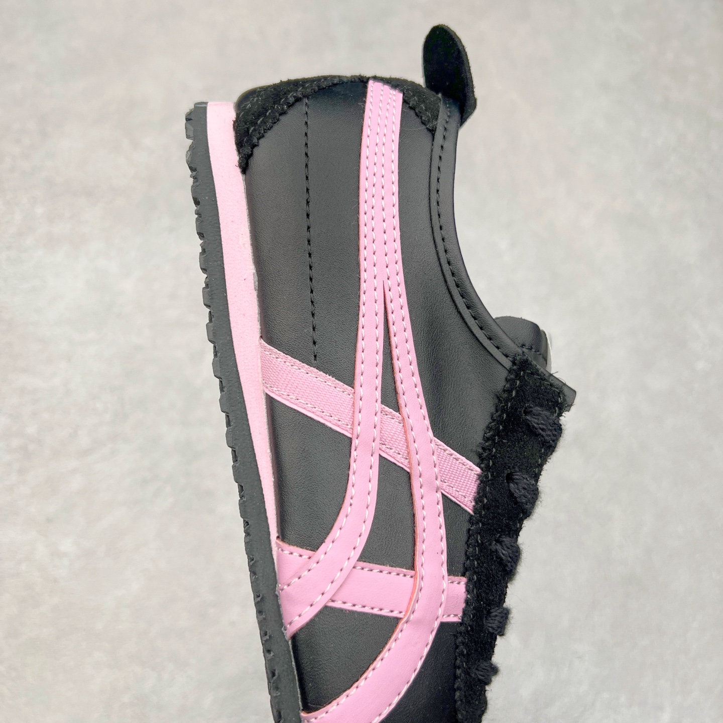 图片[6]-Asics Onitsuka Tiger MEXICO 66 亚瑟士鬼冢虎复古经典板鞋 市场王者选手 海外订单工厂出品 长期生产补货永不断码 超成熟稳定的做工品控 原装全套纸板楦头开发 原汁原味 完美呈现版型 私模正确鞋底咬花纹路 一比一鞋头弧度高度鞋身弧度 绝不口嗨 细节品控鞋型随意秒杀市面 原档咬花纹路私模大底 一个单元有六个三角形 总体形拼接呈现花瓣状 官方四联吊牌 原装Ortholite轻量化鞋垫 原盒原配 质保卡 说明书 钢印防尘纸 纸板中底带钢印 乳胶组合鞋垫 支持全方位的对比专柜 产品从款式颜色造型上体现出追求舒适和细节的完美 鞋类更是推崇手工制作的严谨与完美 融舒适性与可穿性的设计风格 注重细节的完美和别致魅力 既保持稳重 又不失轻松的时尚感 尺码：36 37 37.5 38 39 39.5 40 40.5 41.5 42 42.5 43.5 44 45-选品中心