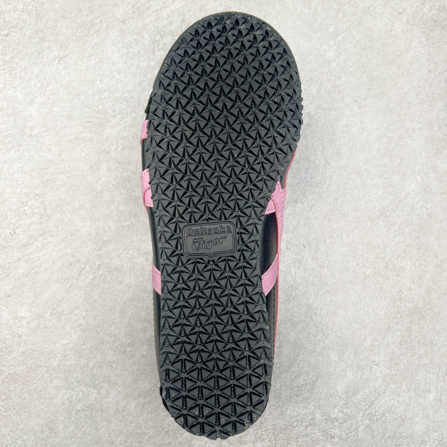 图片[9]-Asics Onitsuka Tiger MEXICO 66 亚瑟士鬼冢虎复古经典板鞋 市场王者选手 海外订单工厂出品 长期生产补货永不断码 超成熟稳定的做工品控 原装全套纸板楦头开发 原汁原味 完美呈现版型 私模正确鞋底咬花纹路 一比一鞋头弧度高度鞋身弧度 绝不口嗨 细节品控鞋型随意秒杀市面 原档咬花纹路私模大底 一个单元有六个三角形 总体形拼接呈现花瓣状 官方四联吊牌 原装Ortholite轻量化鞋垫 原盒原配 质保卡 说明书 钢印防尘纸 纸板中底带钢印 乳胶组合鞋垫 支持全方位的对比专柜 产品从款式颜色造型上体现出追求舒适和细节的完美 鞋类更是推崇手工制作的严谨与完美 融舒适性与可穿性的设计风格 注重细节的完美和别致魅力 既保持稳重 又不失轻松的时尚感 尺码：36 37 37.5 38 39 39.5 40 40.5 41.5 42 42.5 43.5 44 45-选品中心