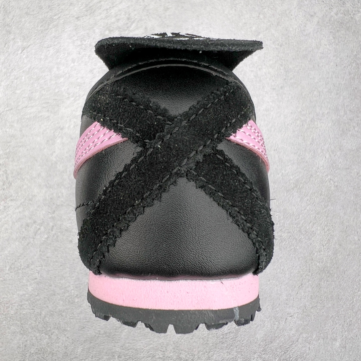 图片[8]-Asics Onitsuka Tiger MEXICO 66 亚瑟士鬼冢虎复古经典板鞋 市场王者选手 海外订单工厂出品 长期生产补货永不断码 超成熟稳定的做工品控 原装全套纸板楦头开发 原汁原味 完美呈现版型 私模正确鞋底咬花纹路 一比一鞋头弧度高度鞋身弧度 绝不口嗨 细节品控鞋型随意秒杀市面 原档咬花纹路私模大底 一个单元有六个三角形 总体形拼接呈现花瓣状 官方四联吊牌 原装Ortholite轻量化鞋垫 原盒原配 质保卡 说明书 钢印防尘纸 纸板中底带钢印 乳胶组合鞋垫 支持全方位的对比专柜 产品从款式颜色造型上体现出追求舒适和细节的完美 鞋类更是推崇手工制作的严谨与完美 融舒适性与可穿性的设计风格 注重细节的完美和别致魅力 既保持稳重 又不失轻松的时尚感 尺码：36 37 37.5 38 39 39.5 40 40.5 41.5 42 42.5 43.5 44 45-选品中心