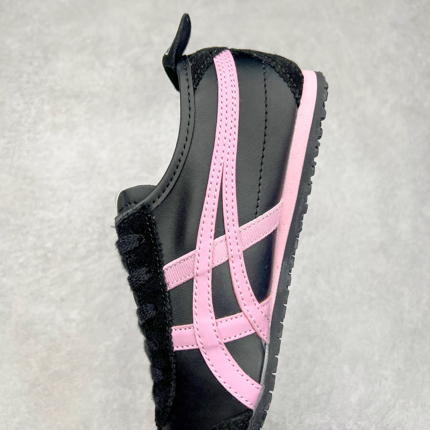图片[7]-Asics Onitsuka Tiger MEXICO 66 亚瑟士鬼冢虎复古经典板鞋 市场王者选手 海外订单工厂出品 长期生产补货永不断码 超成熟稳定的做工品控 原装全套纸板楦头开发 原汁原味 完美呈现版型 私模正确鞋底咬花纹路 一比一鞋头弧度高度鞋身弧度 绝不口嗨 细节品控鞋型随意秒杀市面 原档咬花纹路私模大底 一个单元有六个三角形 总体形拼接呈现花瓣状 官方四联吊牌 原装Ortholite轻量化鞋垫 原盒原配 质保卡 说明书 钢印防尘纸 纸板中底带钢印 乳胶组合鞋垫 支持全方位的对比专柜 产品从款式颜色造型上体现出追求舒适和细节的完美 鞋类更是推崇手工制作的严谨与完美 融舒适性与可穿性的设计风格 注重细节的完美和别致魅力 既保持稳重 又不失轻松的时尚感 尺码：36 37 37.5 38 39 39.5 40 40.5 41.5 42 42.5 43.5 44 45-选品中心