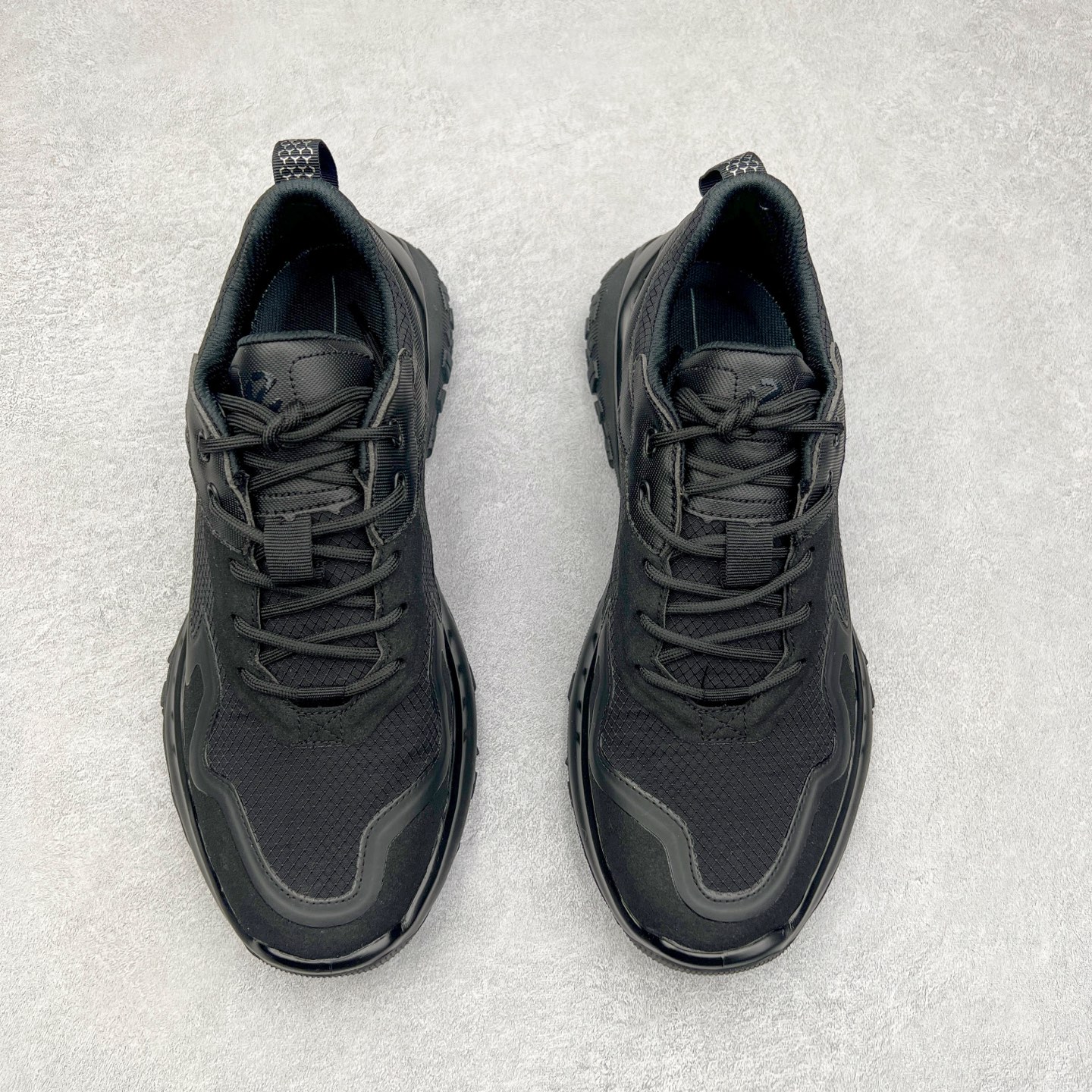 图片[2]-ECCO爱步男款运动鞋 真皮透气休闲防滑跑步鞋 健步BIOMC大经典 直接注塑工艺 稳固舒适 强效缓震与能量回弹 增加运动时的稳定与舒适 牛皮鞋面，纹理自然，柔韧耐穿 PU中底，带来轻盈舒适的上脚感受 橡胶大底，抓地力强，具有良好的耐磨性 都市探索 步履悠然 尺码：39 40 41 42 43 44（ 正常码）-选品中心