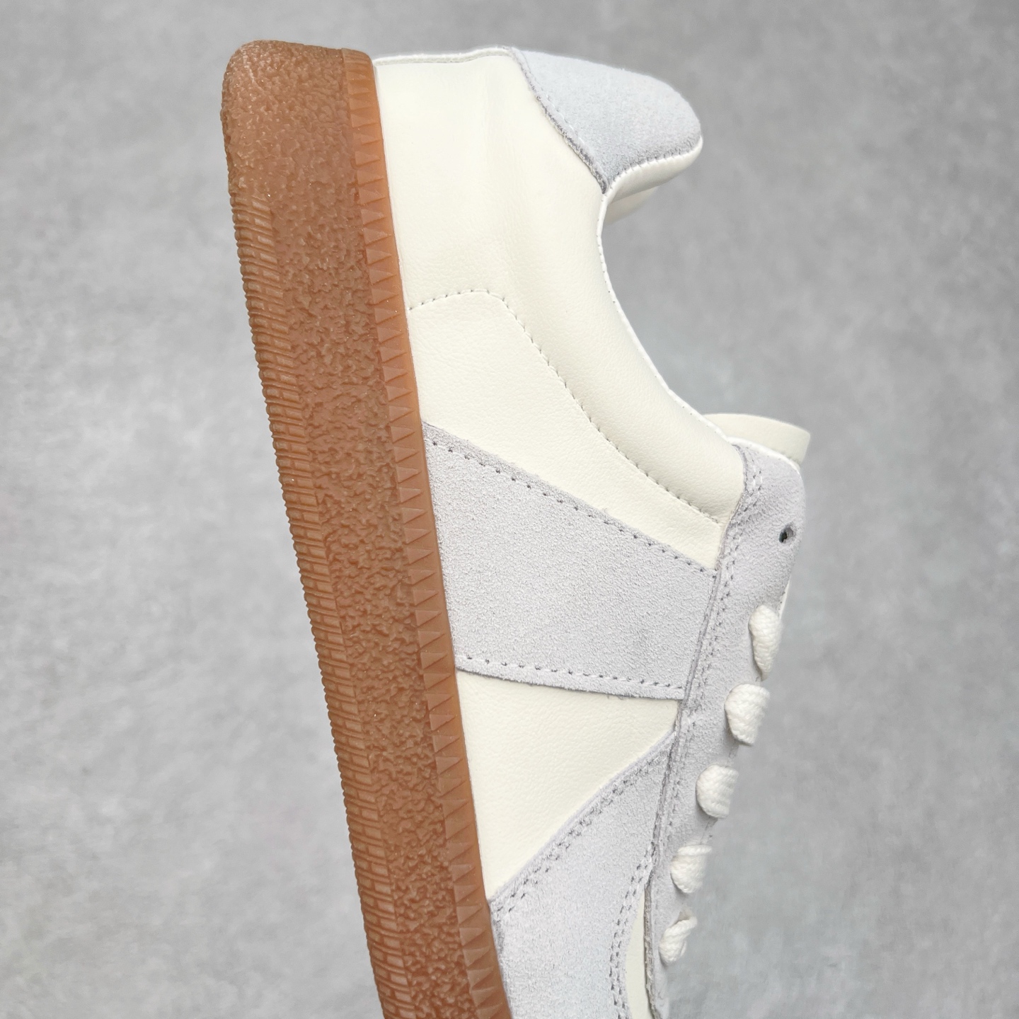 图片[6]-GG-CC赵露思同款德训鞋 广东大厂品质 明星同款 最流行的手工德训鞋 一年四季都能穿 打造摩登而又不受时尚趋势左右的经典款式 上脚体验一下完美的质感和偏秀气GGCC的鞋型保证能征服像你一样的小可爱 翻毛皮完美拼接 鞋底采用防滑橡胶大底 轻松驾驭正装休闲装 超级网红爆款 经典超值百搭 尺码：35 36 37 38 39 40 41 42 43 44-选品中心