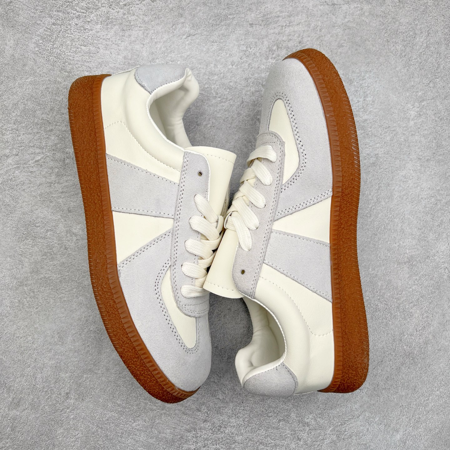 图片[3]-GG-CC赵露思同款德训鞋 广东大厂品质 明星同款 最流行的手工德训鞋 一年四季都能穿 打造摩登而又不受时尚趋势左右的经典款式 上脚体验一下完美的质感和偏秀气GGCC的鞋型保证能征服像你一样的小可爱 翻毛皮完美拼接 鞋底采用防滑橡胶大底 轻松驾驭正装休闲装 超级网红爆款 经典超值百搭 尺码：35 36 37 38 39 40 41 42 43 44-选品中心